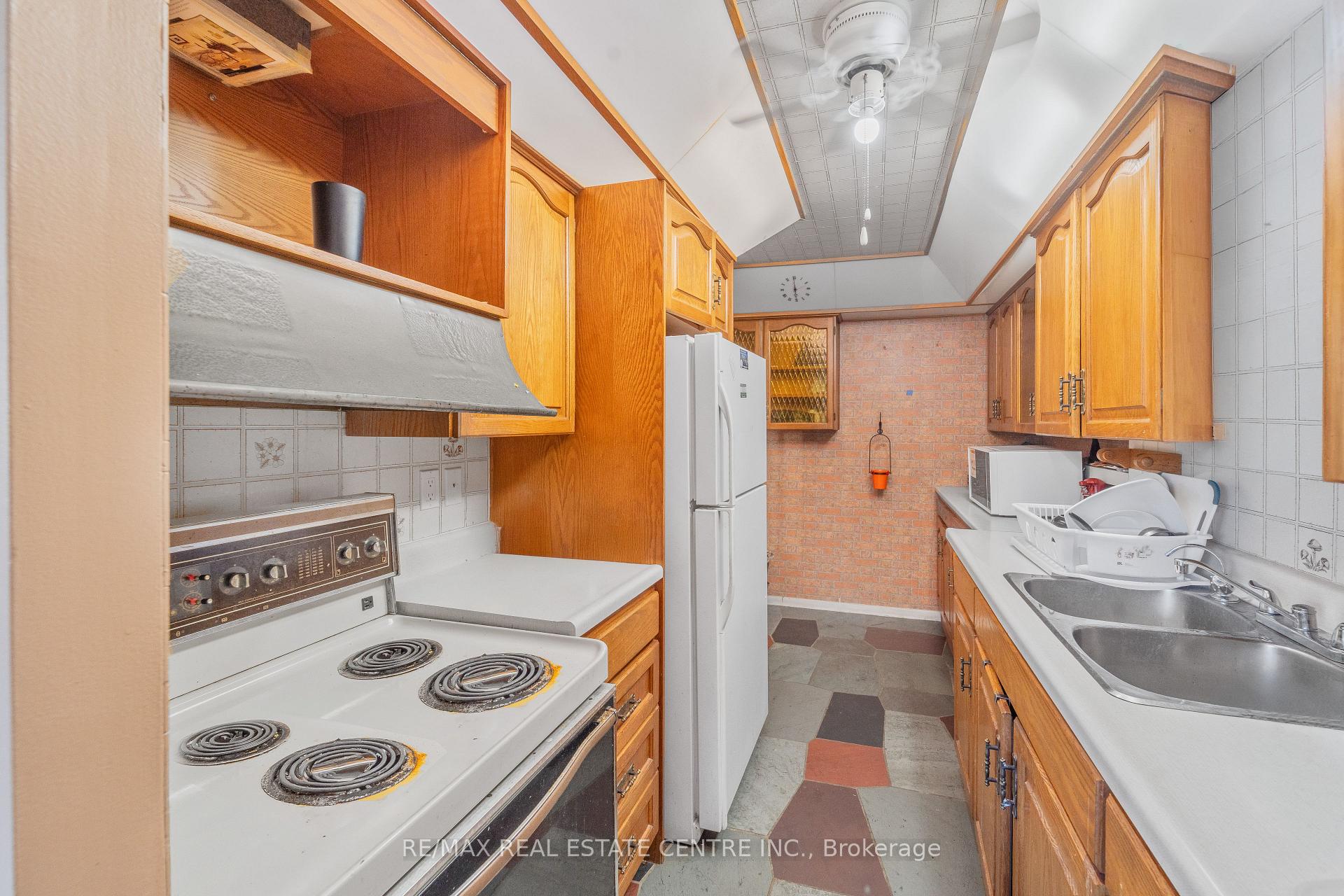 Photo 11 of Unit 806, 1964 Main Street W, Hamilton, Ainslie Wood — HOMEH