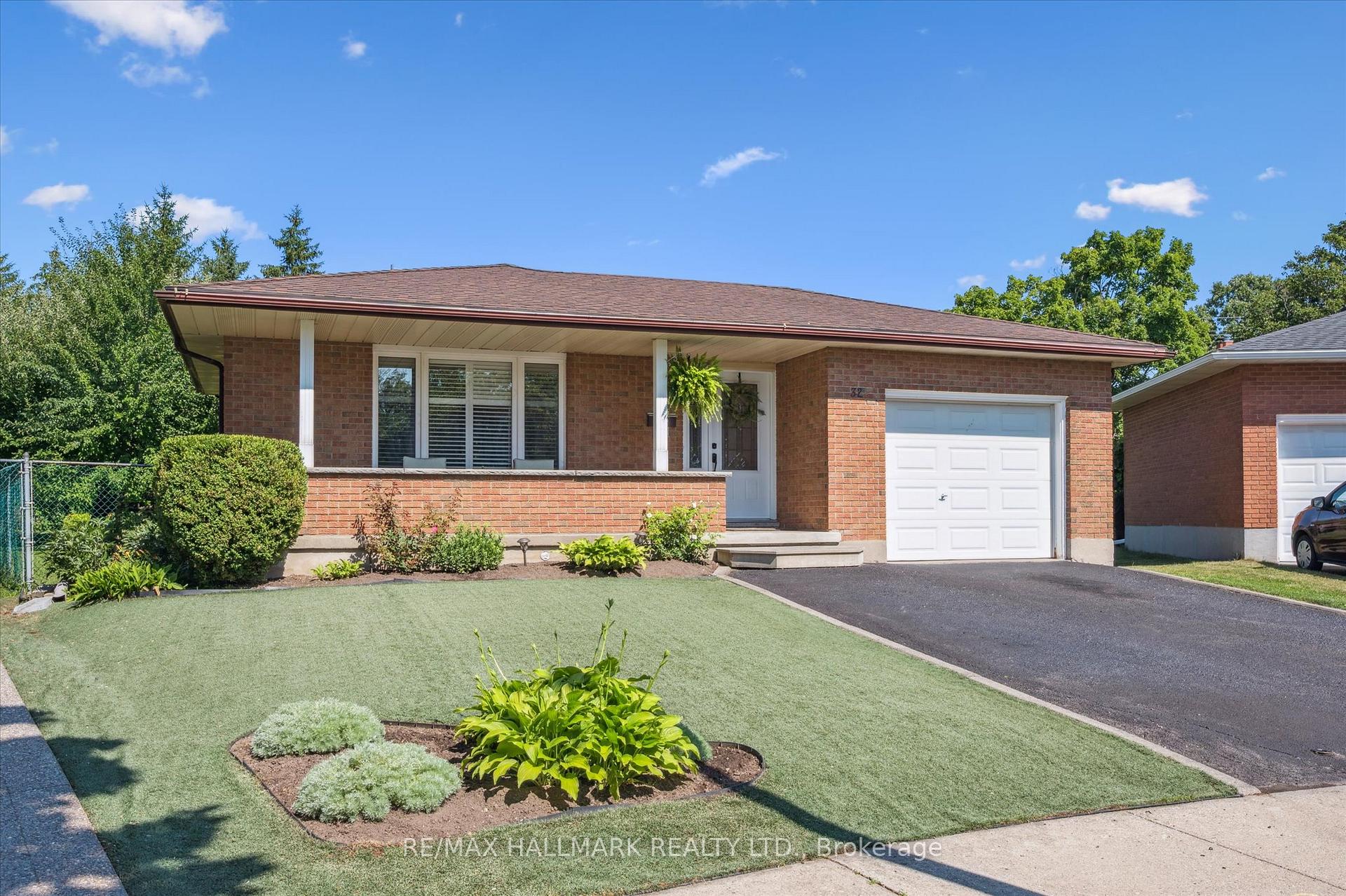 Photo 2 of 32 Warwick Court, Kitchener, Laurentian Hills/Country Hills W — HOMEH