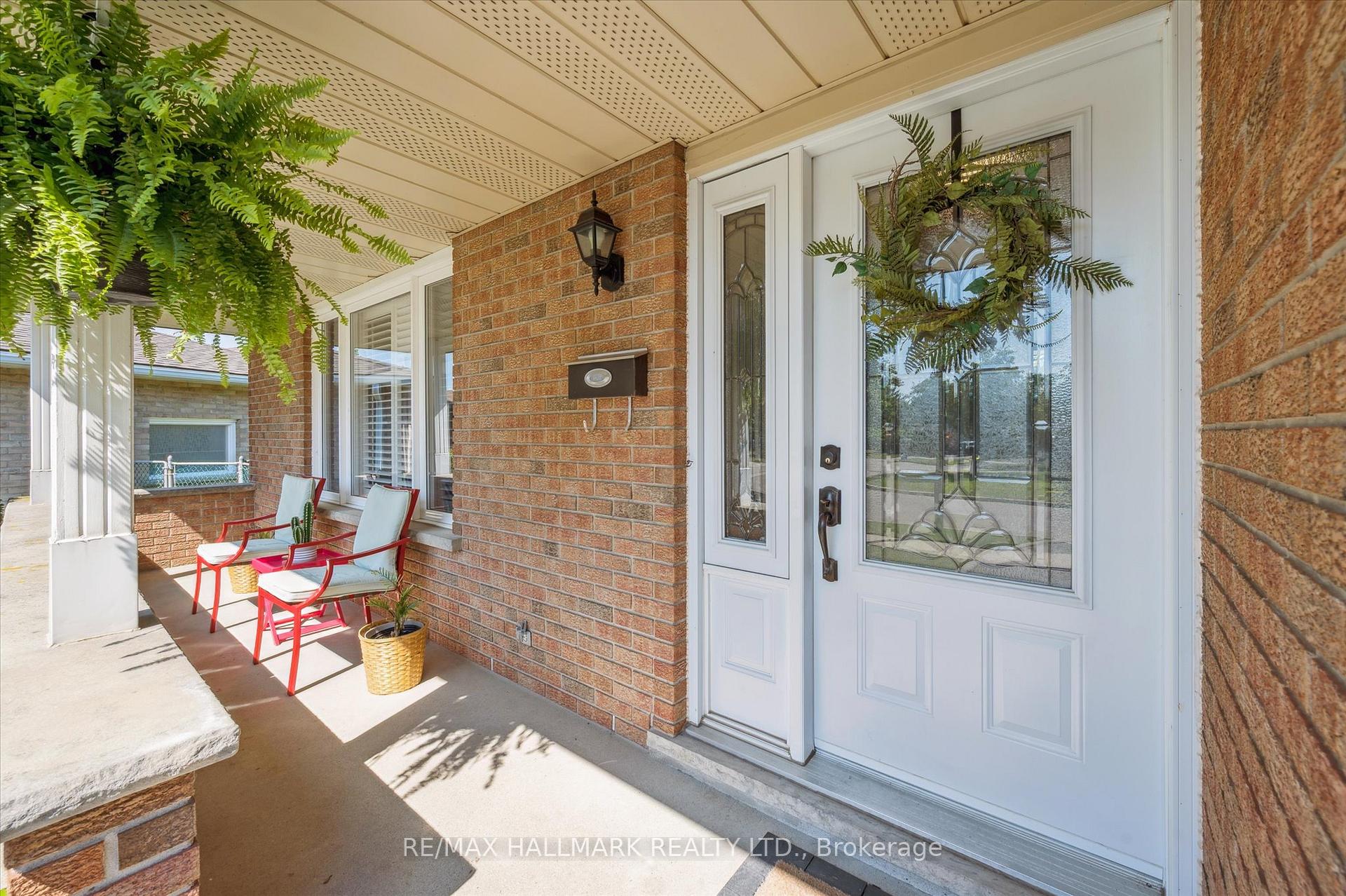 Photo 3 of 32 Warwick Court, Kitchener, Laurentian Hills/Country Hills W — HOMEH