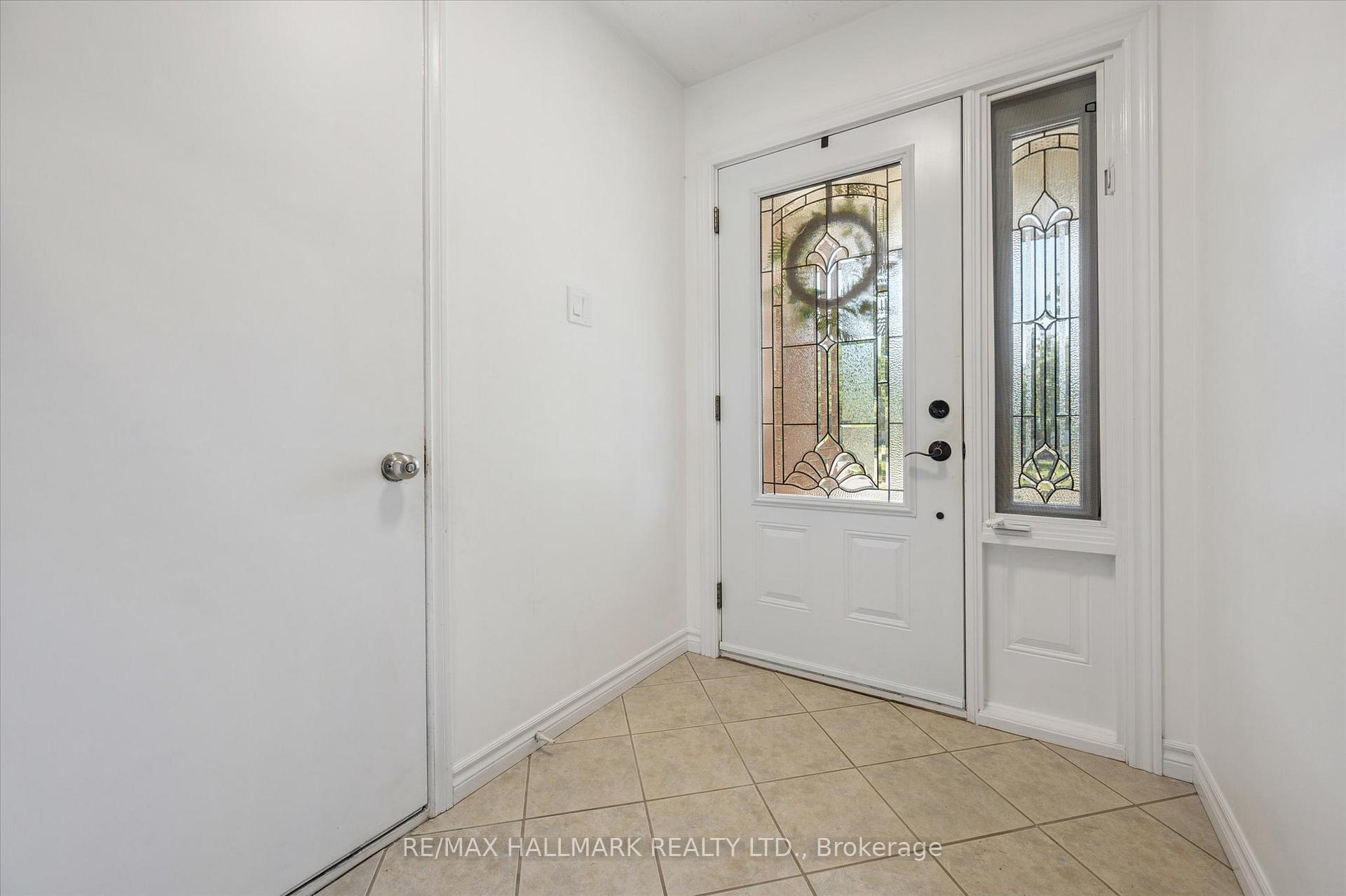 Photo 4 of 32 Warwick Court, Kitchener, Laurentian Hills/Country Hills W — HOMEH
