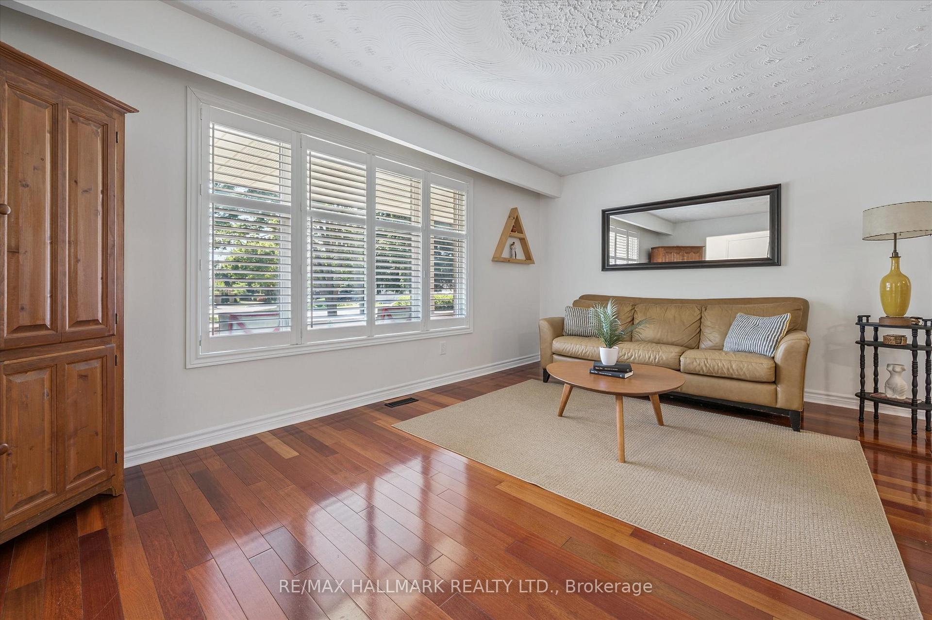 Photo 5 of 32 Warwick Court, Kitchener, Laurentian Hills/Country Hills W — HOMEH