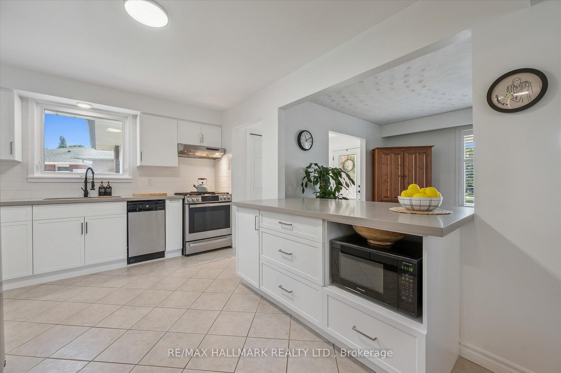 Photo 11 of 32 Warwick Court, Kitchener, Laurentian Hills/Country Hills W — HOMEH