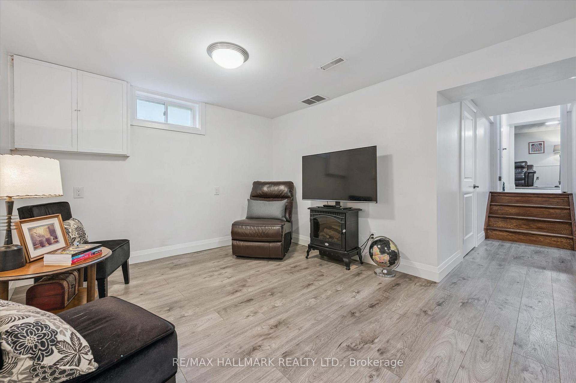 Photo 24 of 32 Warwick Court, Kitchener, Laurentian Hills/Country Hills W — HOMEH