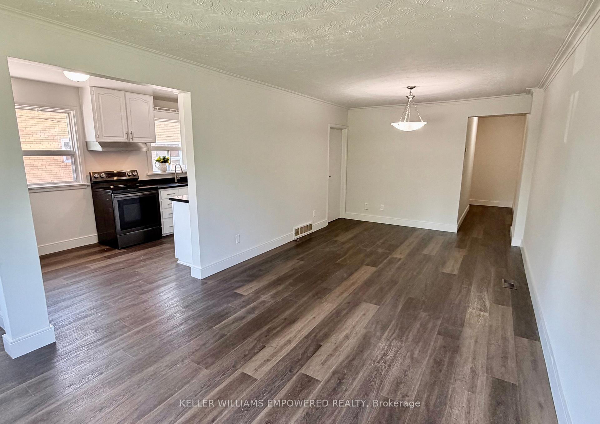 Photo 4 of Unit Main, 98 Painted Post Drive, Scarborough, Woburn — HOMEH