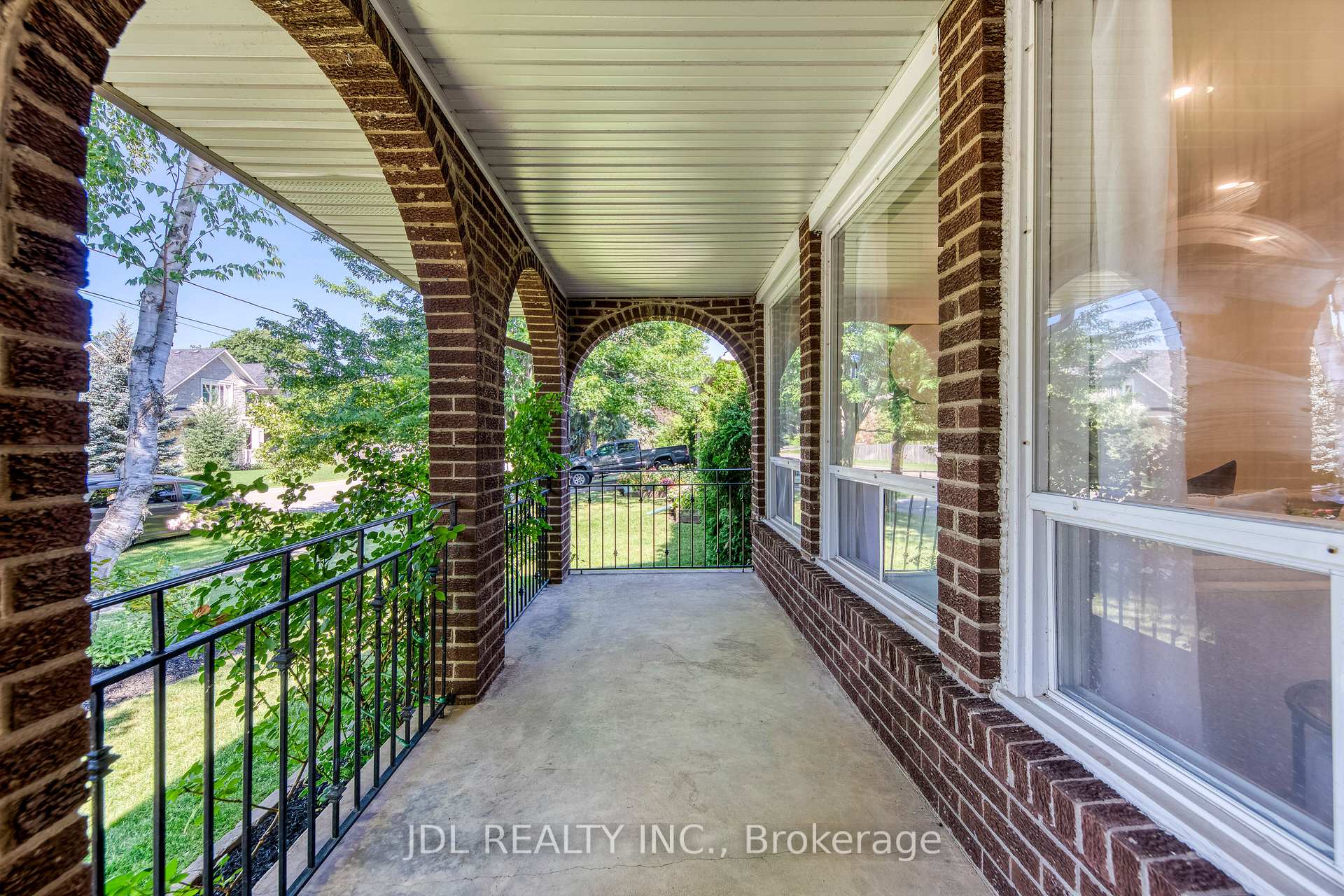 Photo 2 of 323 Warminster Drive S, Oakville, West — HOMEH