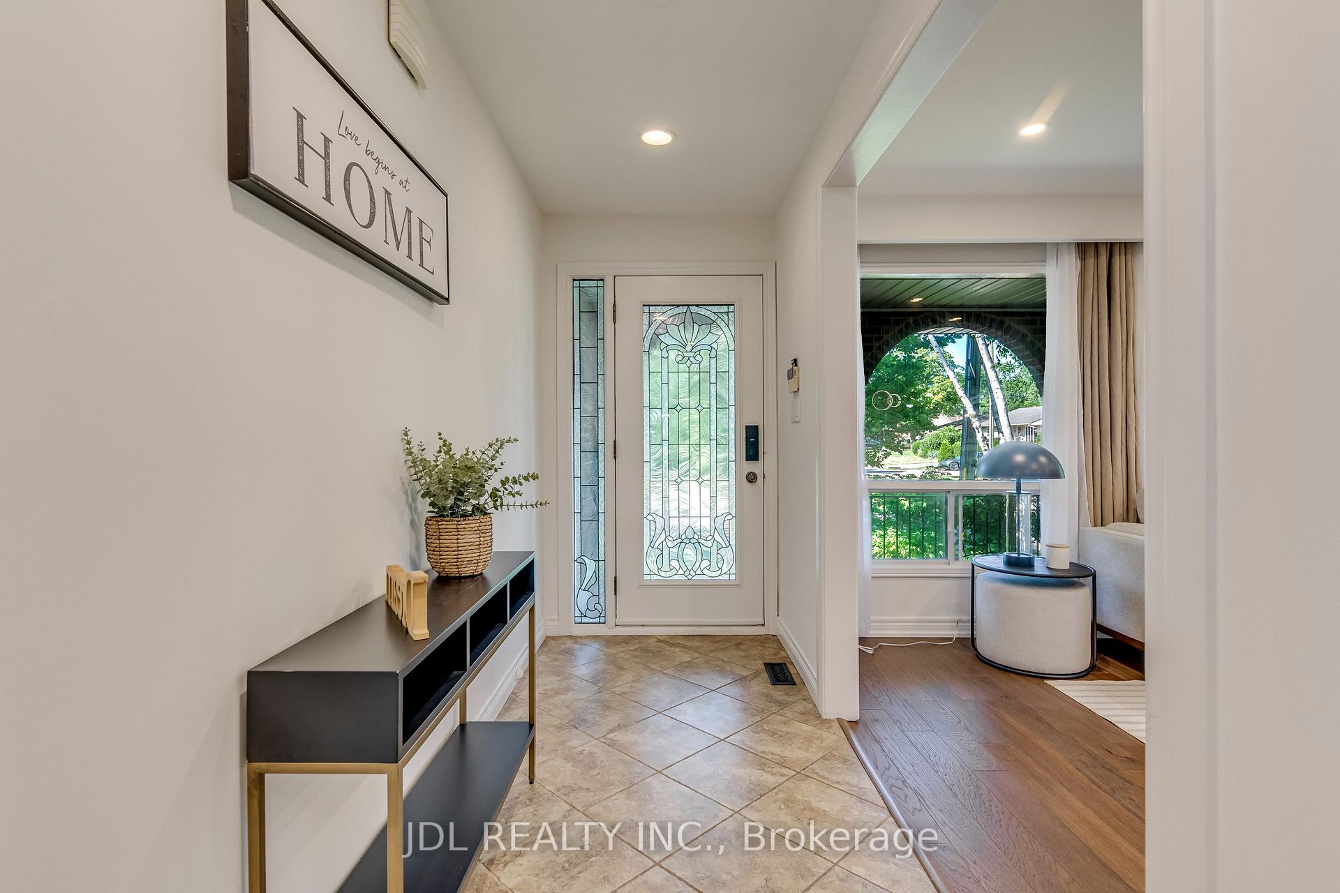 Photo 3 of 323 Warminster Drive S, Oakville, West — HOMEH
