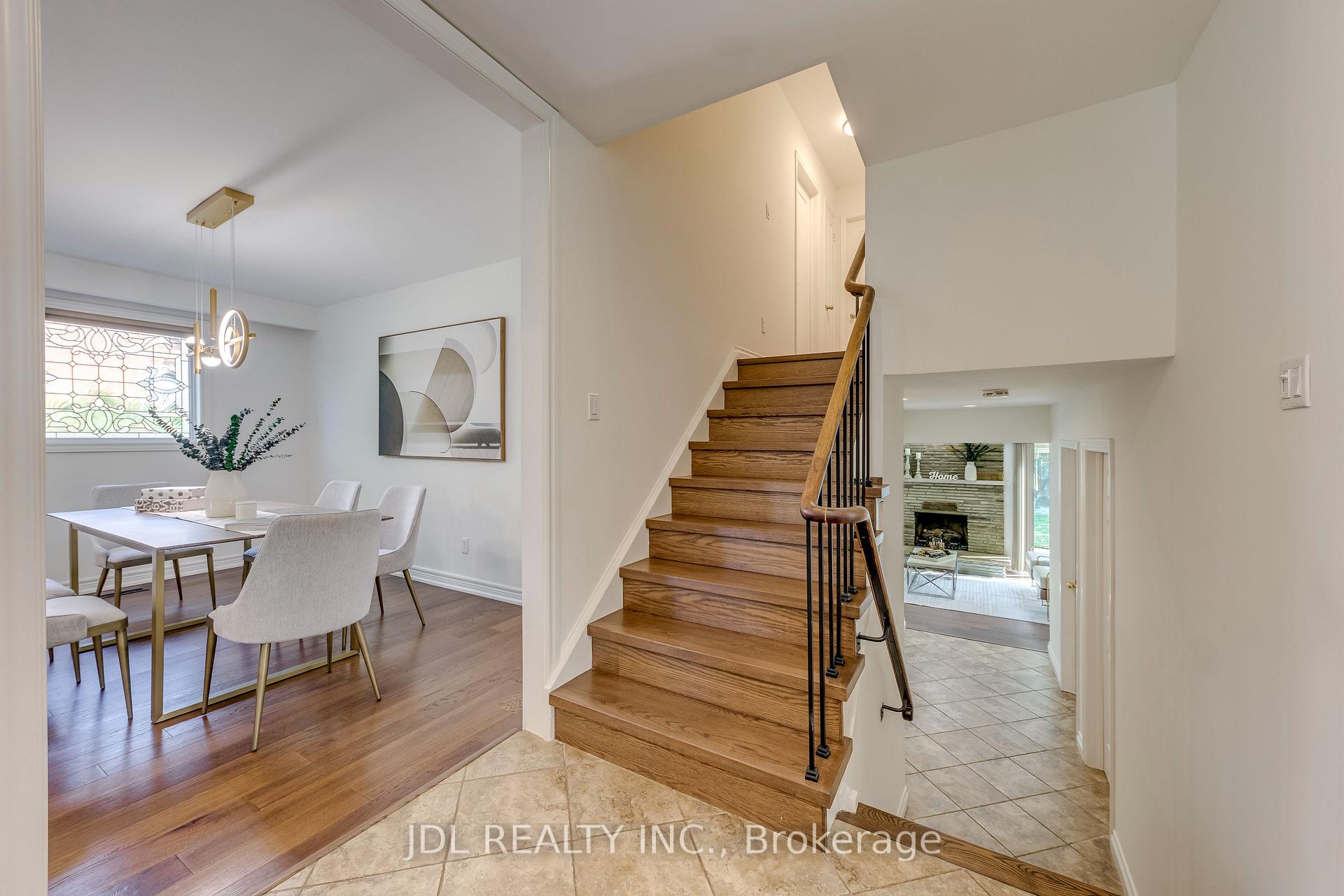 Photo 4 of 323 Warminster Drive S, Oakville, West — HOMEH