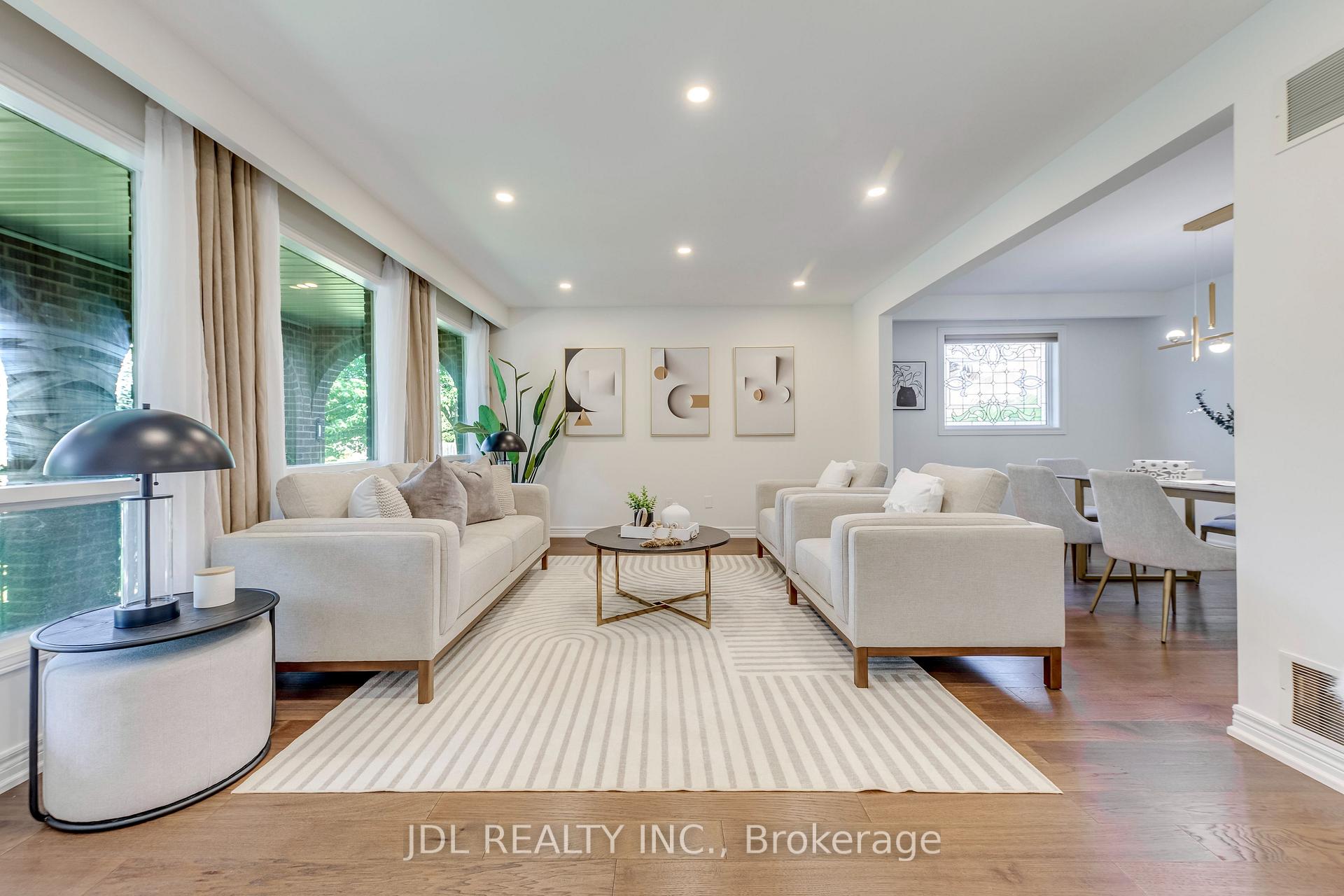 Photo 5 of 323 Warminster Drive S, Oakville, West — HOMEH