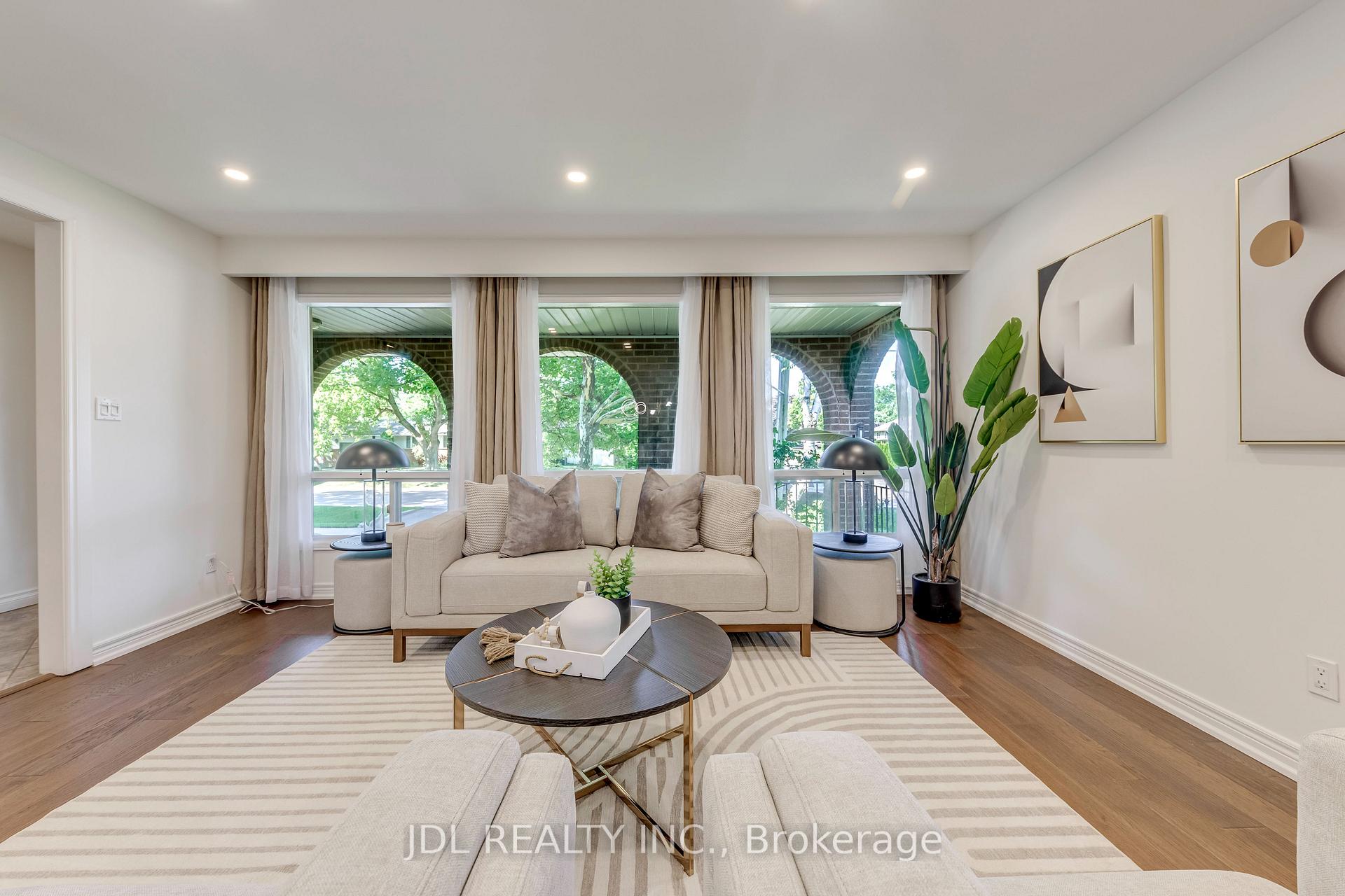 Photo 10 of 323 Warminster Drive S, Oakville, West — HOMEH