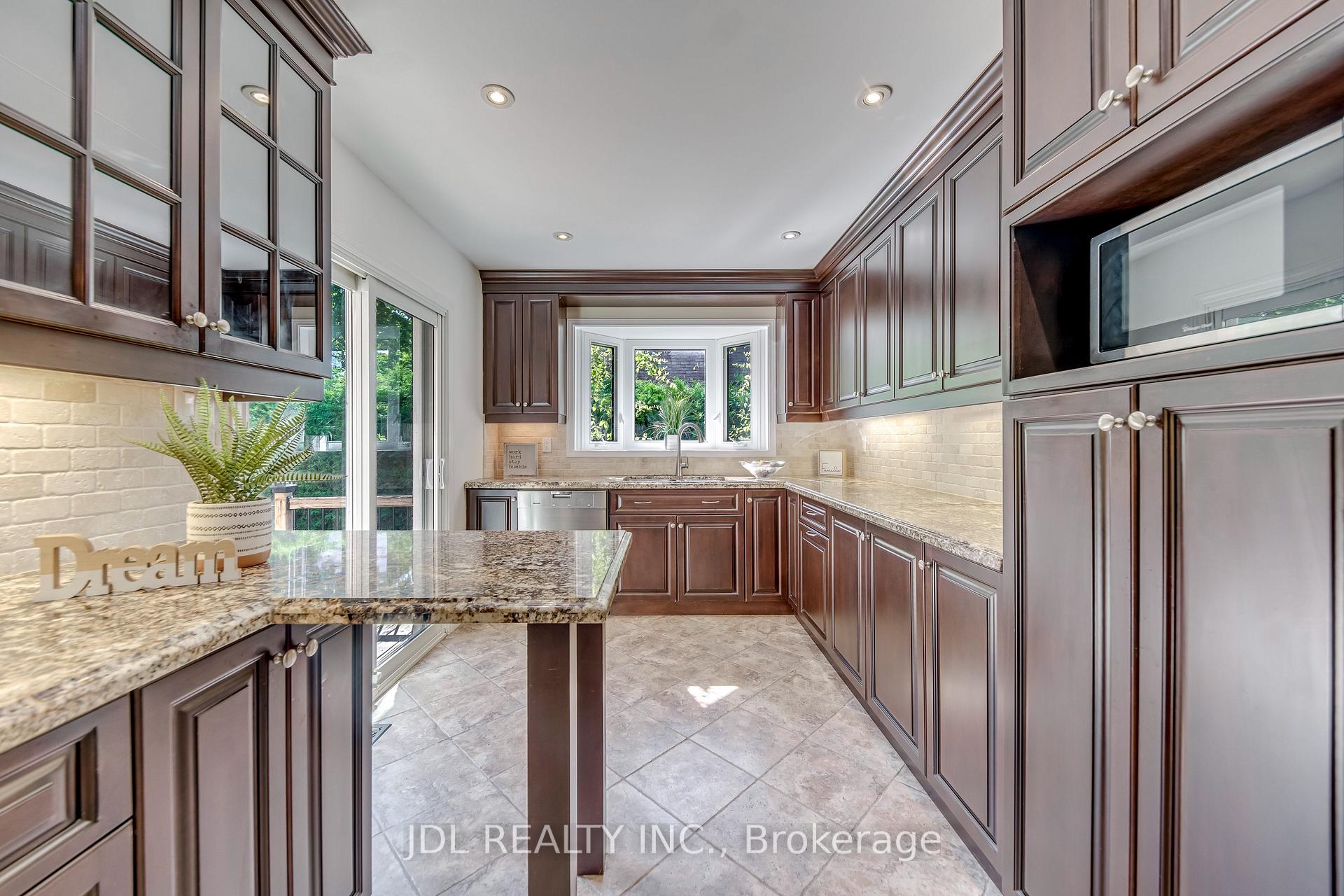 Photo 17 of 323 Warminster Drive S, Oakville, West — HOMEH
