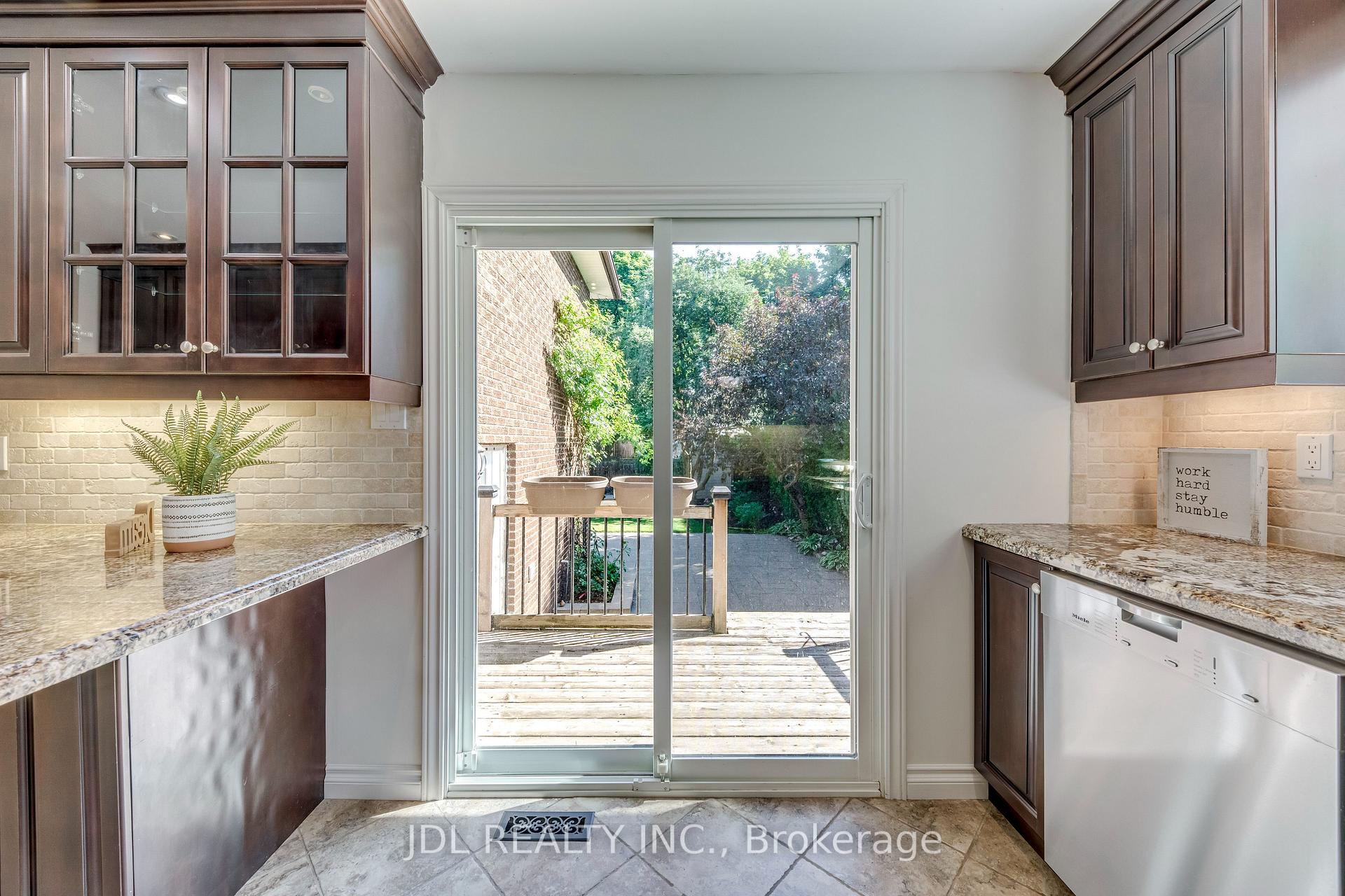 Photo 23 of 323 Warminster Drive S, Oakville, West — HOMEH