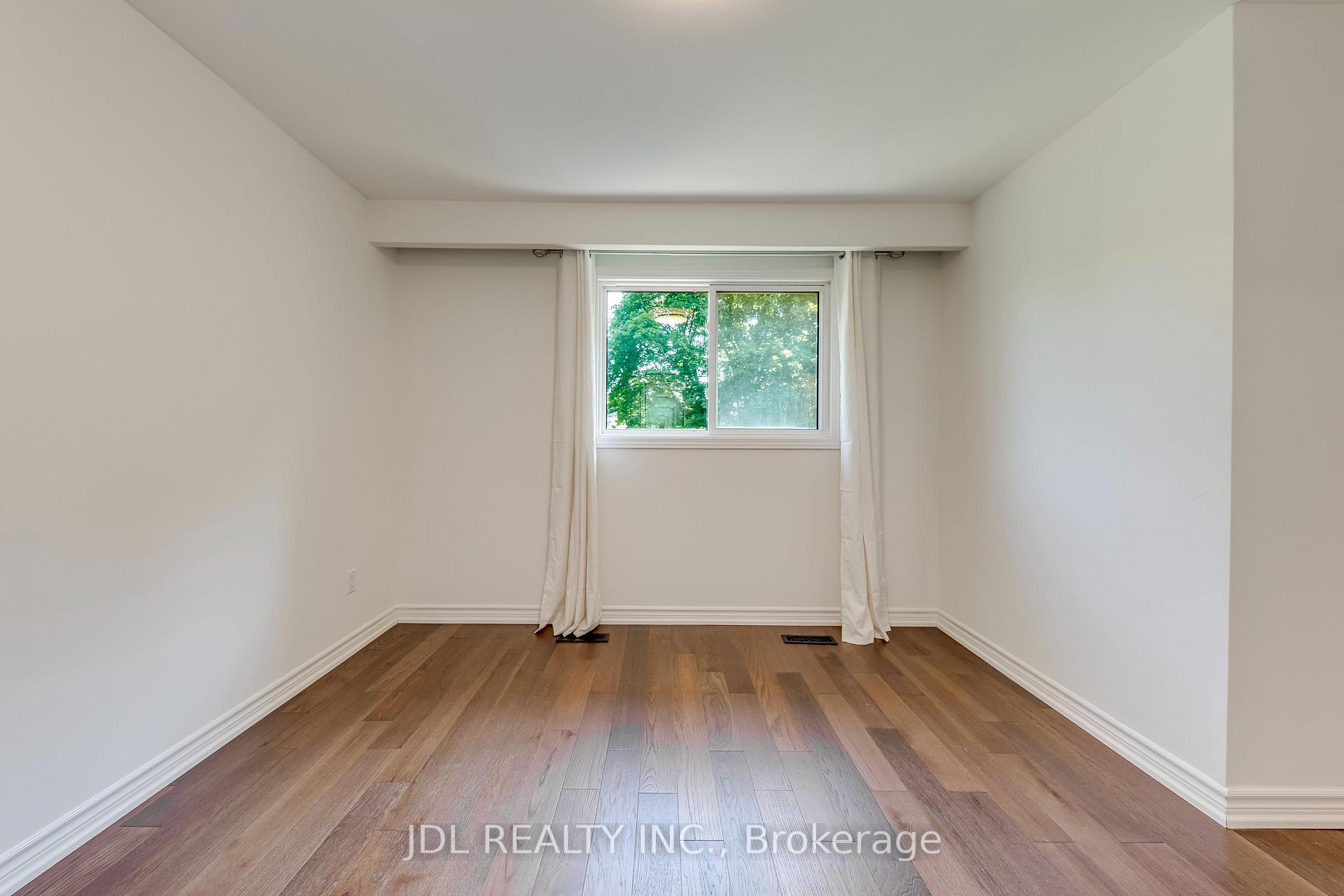 Photo 34 of 323 Warminster Drive S, Oakville, West — HOMEH