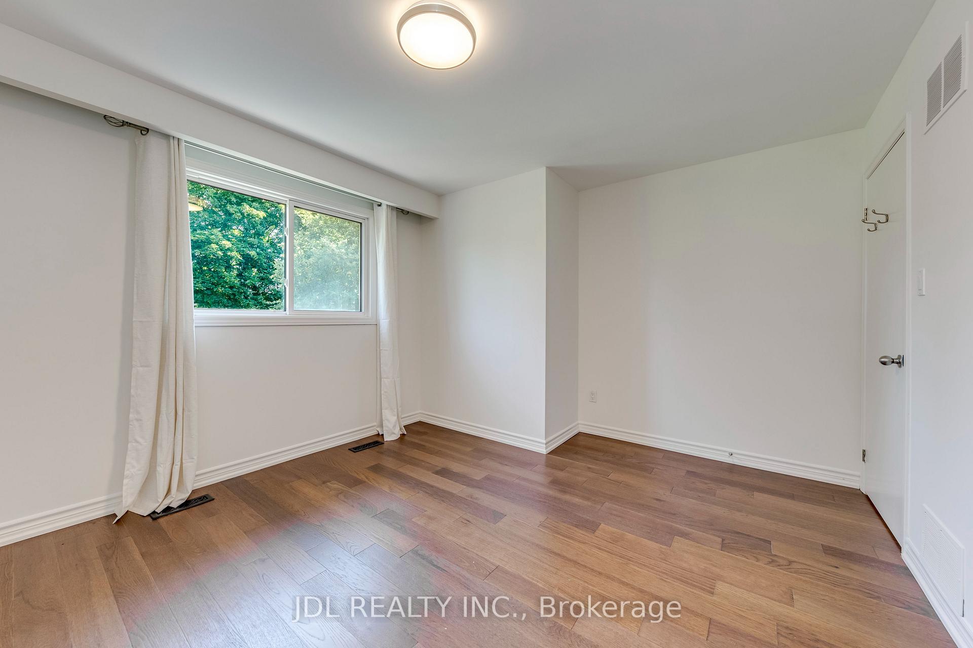 Photo 35 of 323 Warminster Drive S, Oakville, West — HOMEH