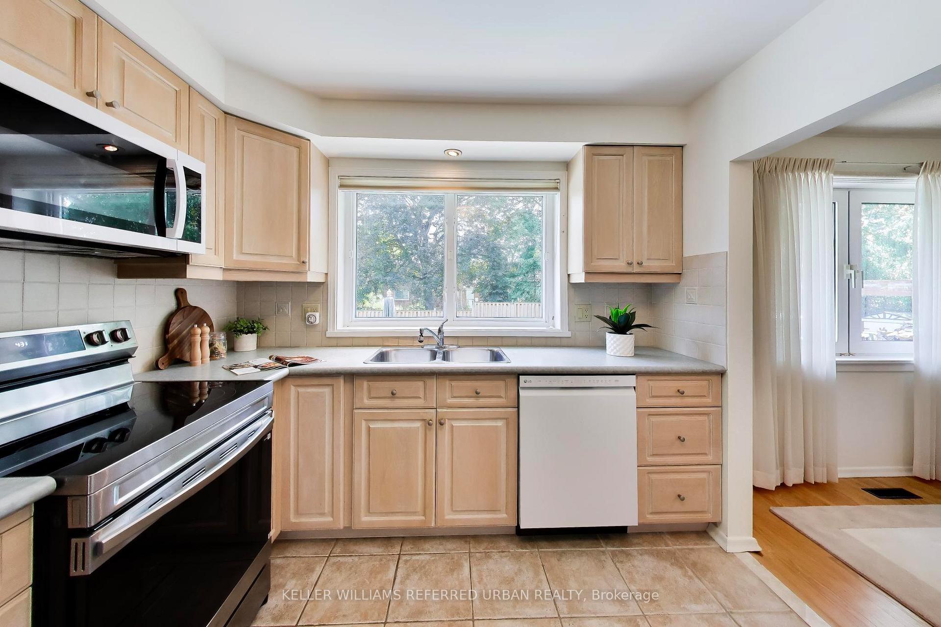 Photo 8 of 22 Crossbow Crescent, North York, Pleasant View — HOMEH