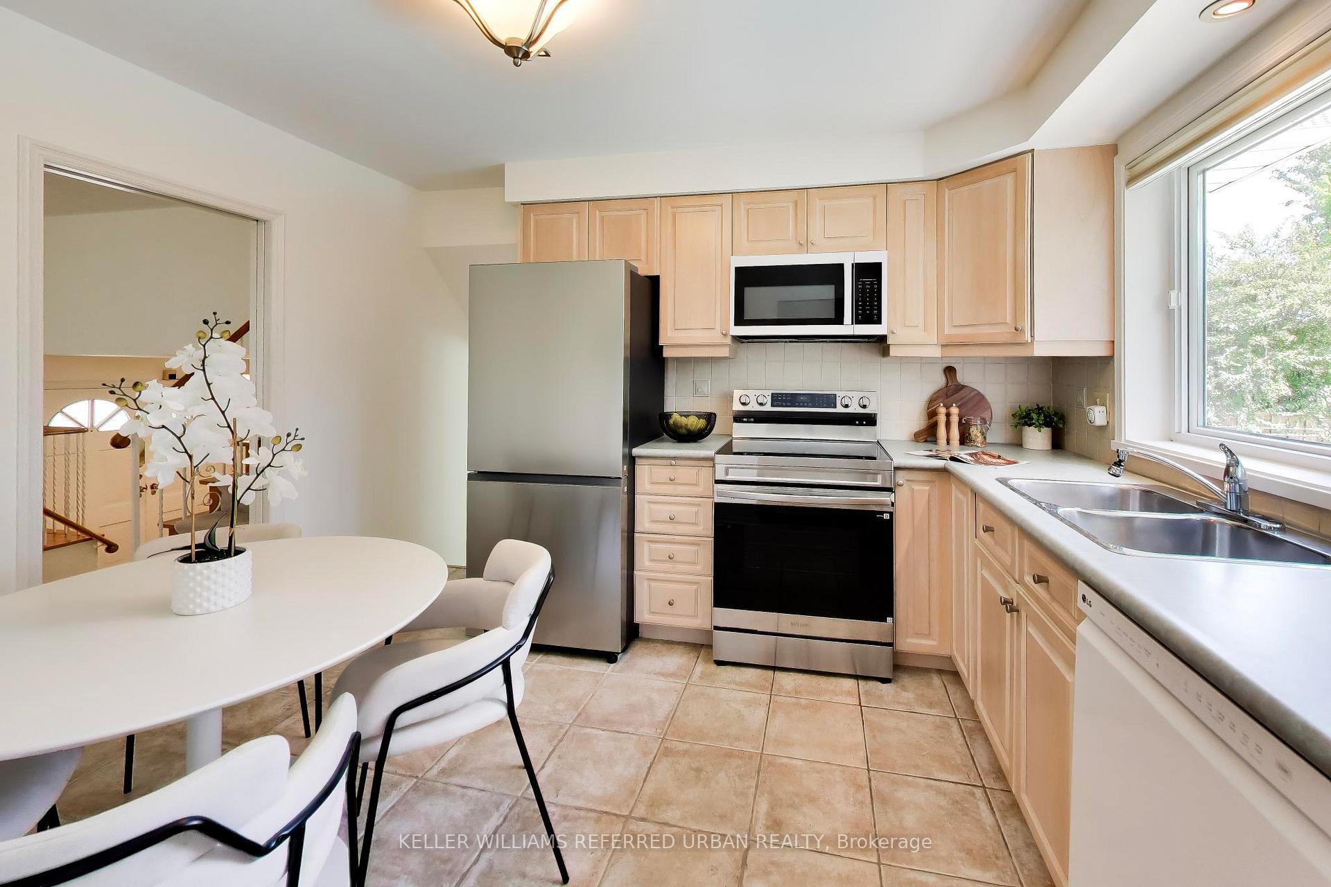 Photo 9 of 22 Crossbow Crescent, North York, Pleasant View — HOMEH