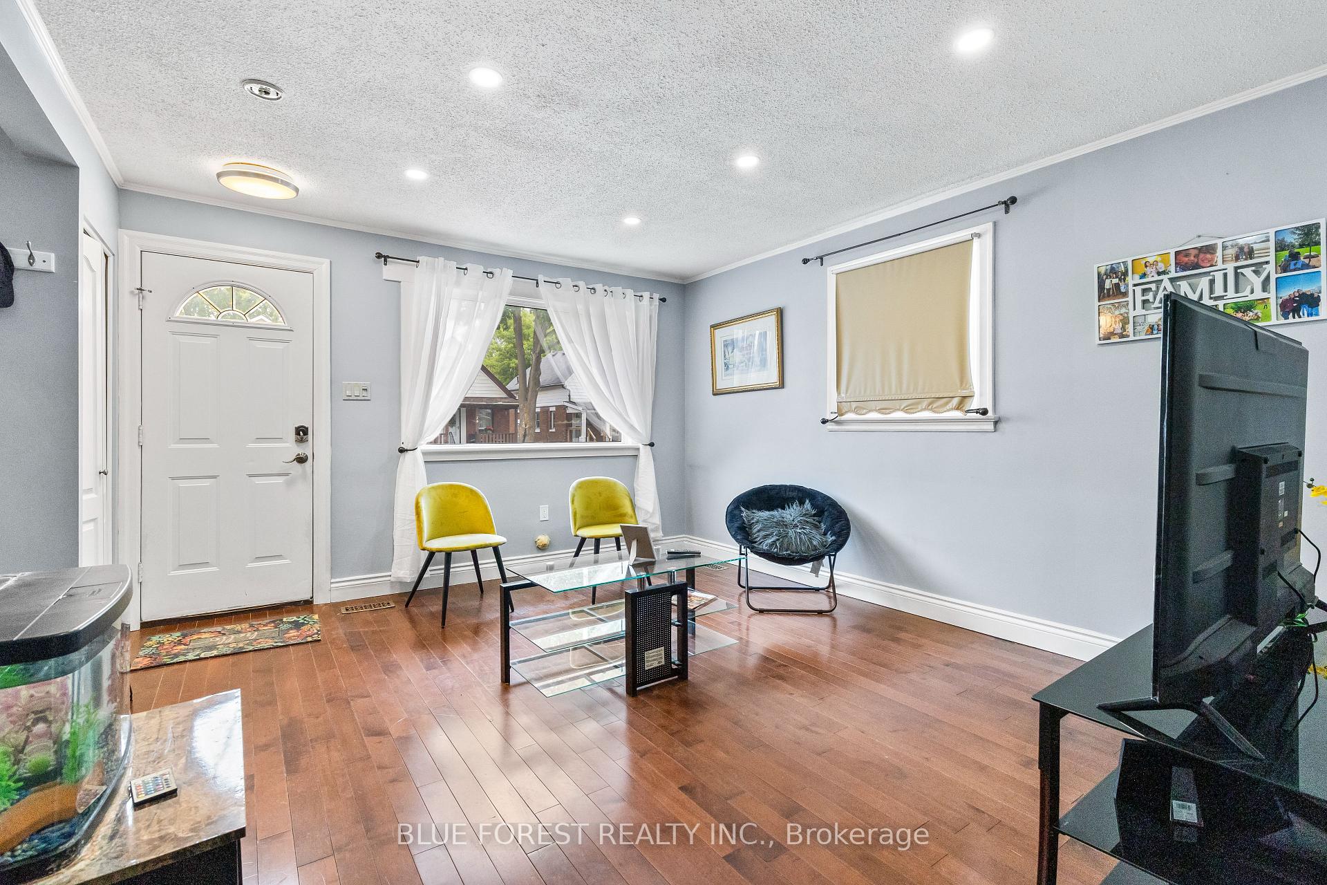 Photo 4 of 69 Connaught Avenue, London, East G — HOMEH
