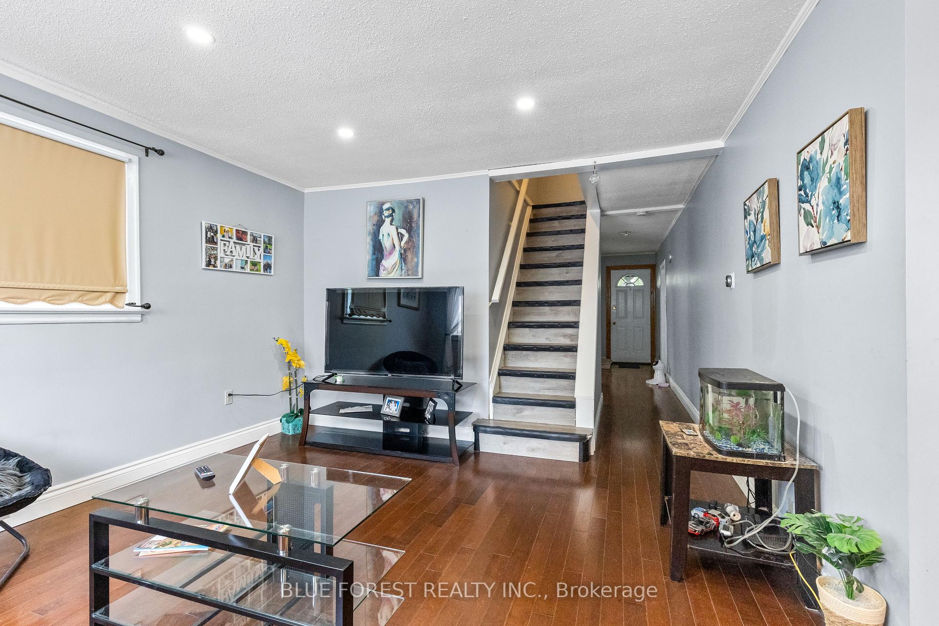 Photo 5 of 69 Connaught Avenue, London, East G — HOMEH
