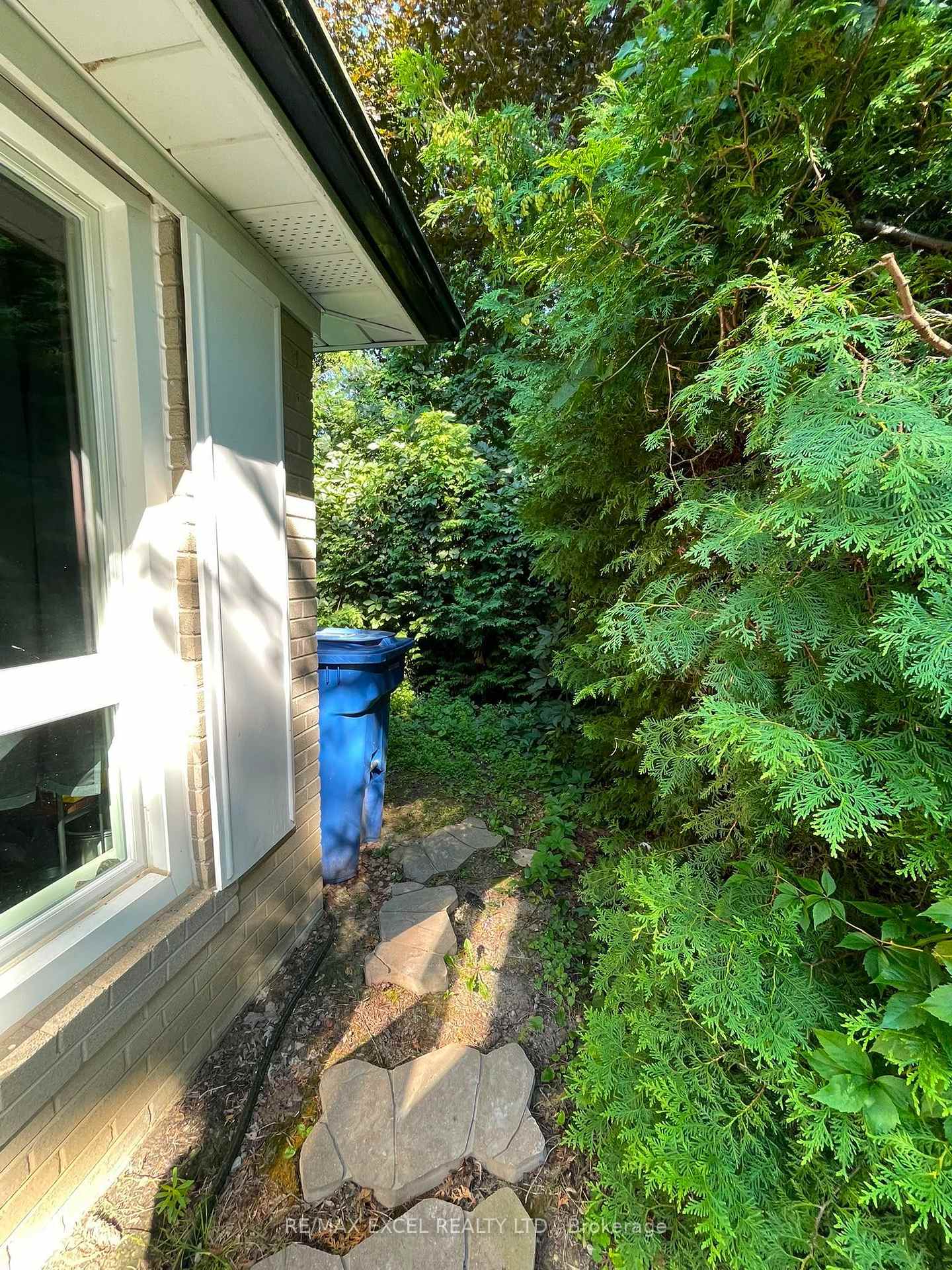 Photo 3 of Unit Basement, 23 Algonquin Crescent, Aurora, Aurora Heights — HOMEH