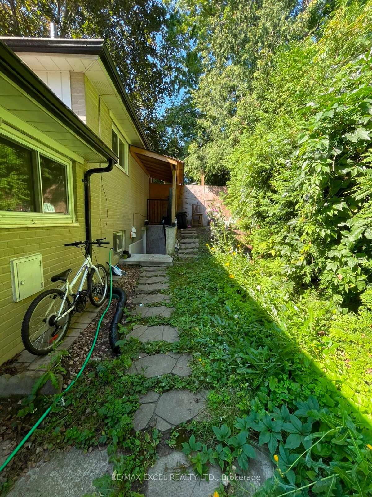 Photo 4 of Unit Basement, 23 Algonquin Crescent, Aurora, Aurora Heights — HOMEH