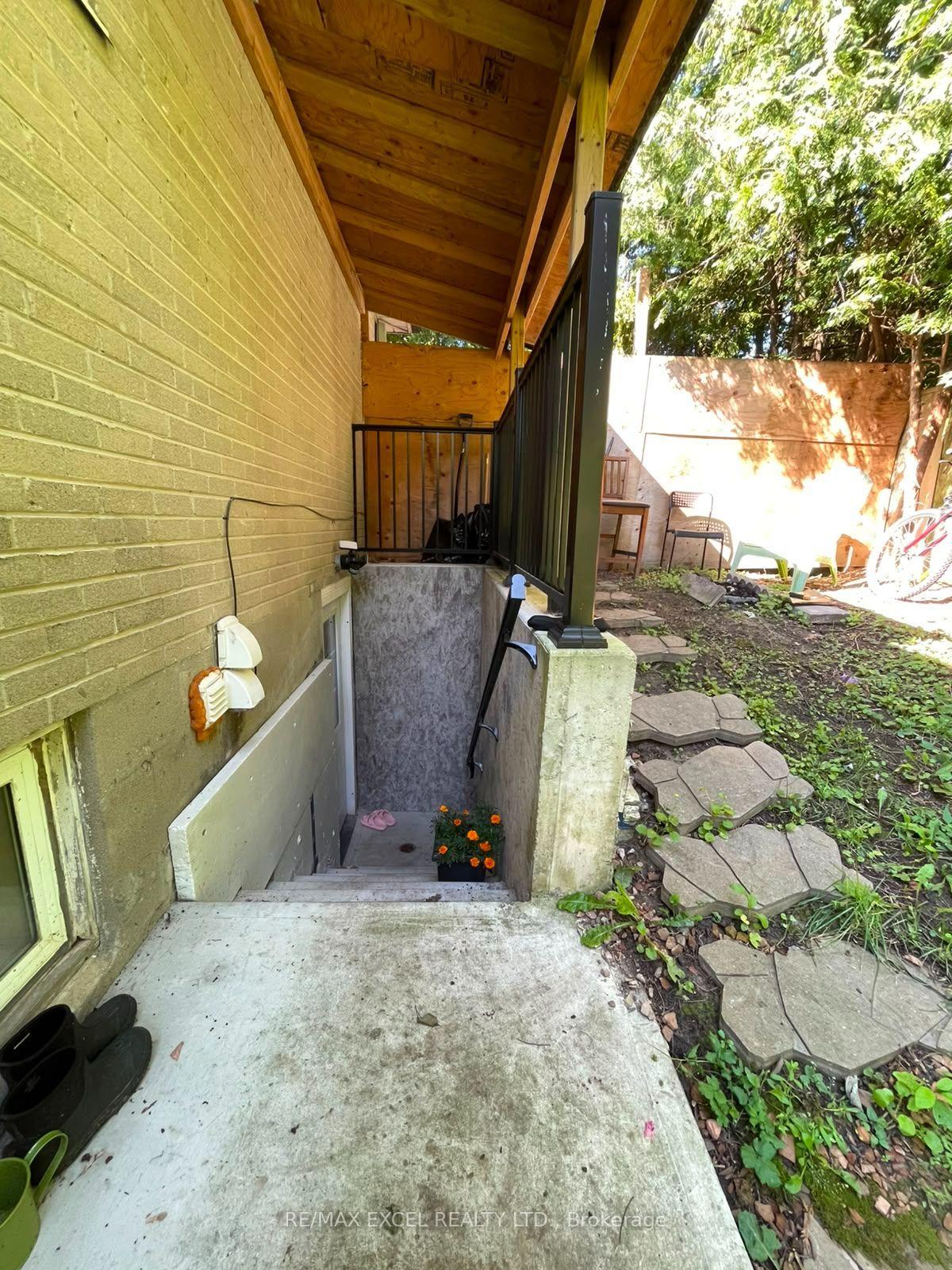 Photo 5 of Unit Basement, 23 Algonquin Crescent, Aurora, Aurora Heights — HOMEH
