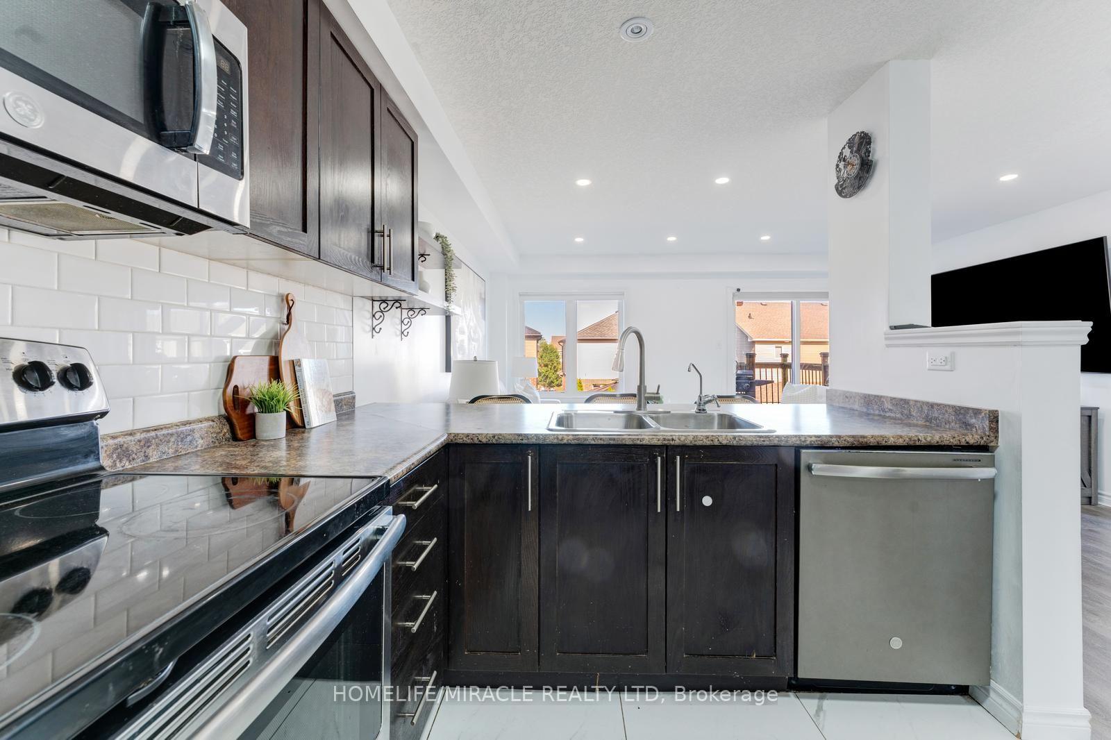 Photo 15 of 65 Renfrew Street, Kitchener, Huron Park — HOMEH