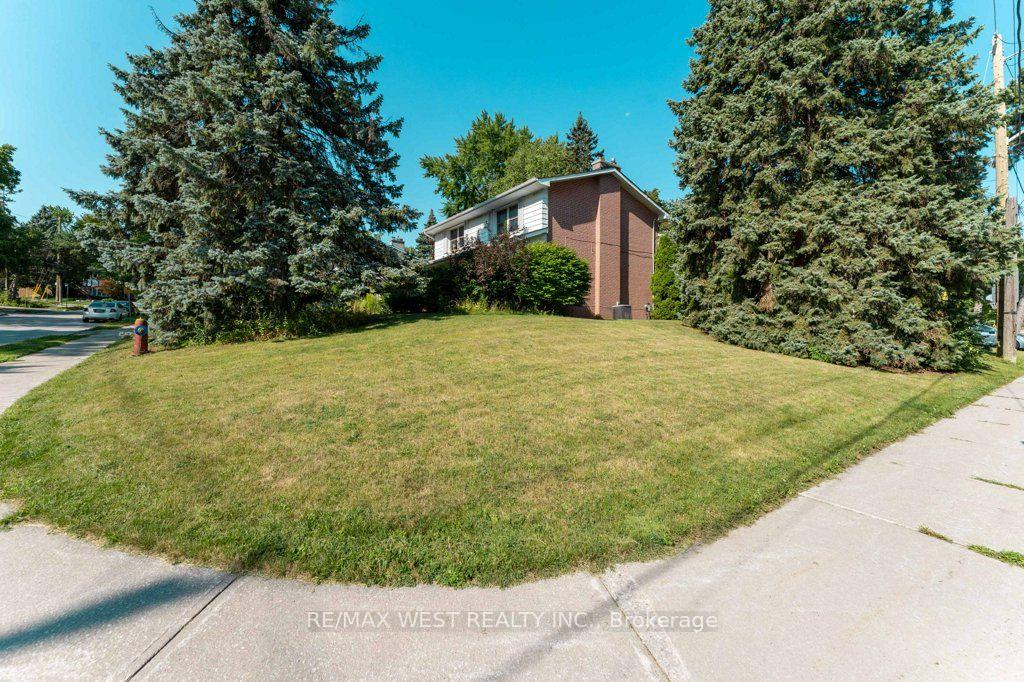 Photo 4 of 2 Robinter Drive, North York, Newtonbrook East — HOMEH