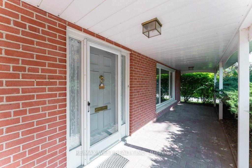 Photo 8 of 2 Robinter Drive, North York, Newtonbrook East — HOMEH