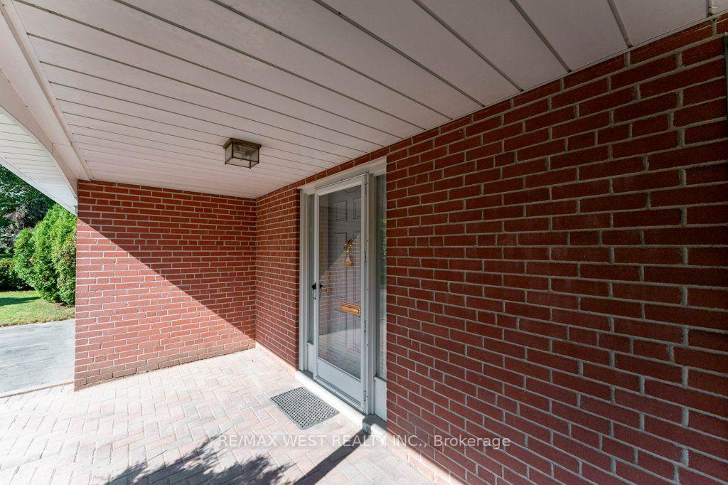 Photo 10 of 2 Robinter Drive, North York, Newtonbrook East — HOMEH