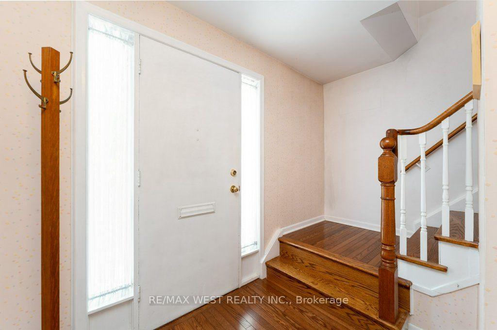 Photo 11 of 2 Robinter Drive, North York, Newtonbrook East — HOMEH