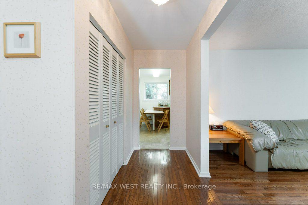 Photo 12 of 2 Robinter Drive, North York, Newtonbrook East — HOMEH