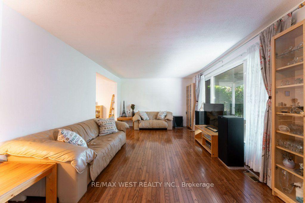 Photo 13 of 2 Robinter Drive, North York, Newtonbrook East — HOMEH
