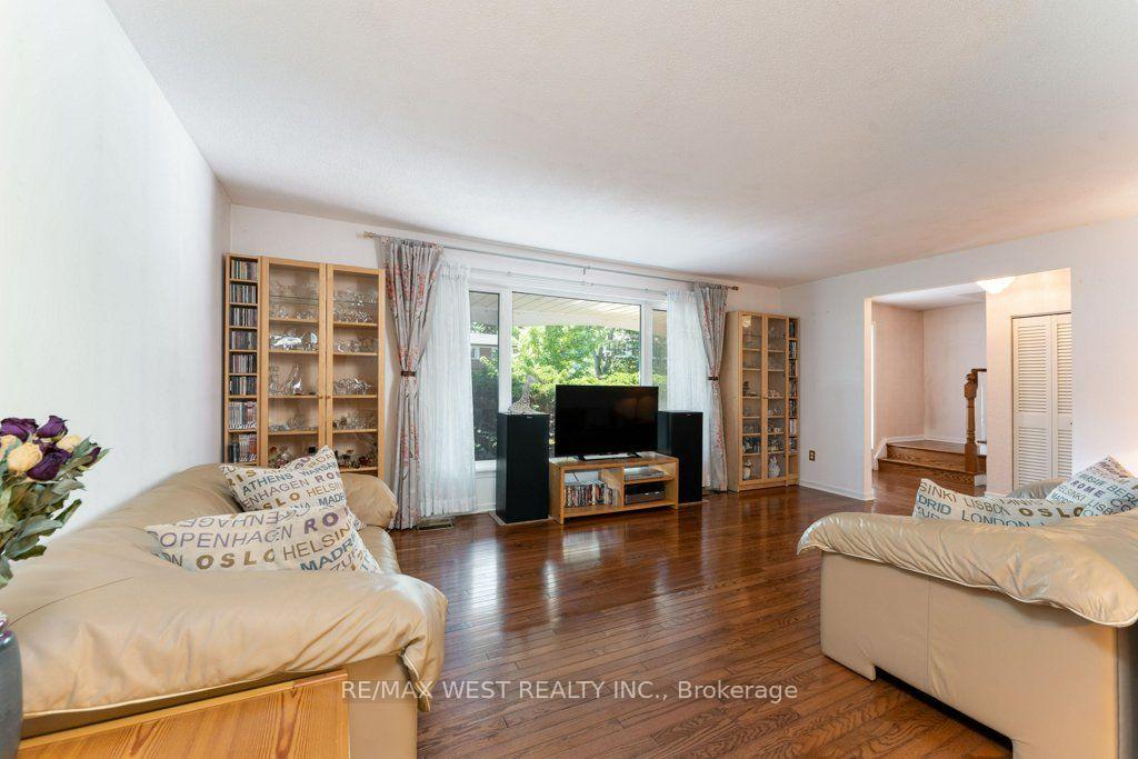 Photo 14 of 2 Robinter Drive, North York, Newtonbrook East — HOMEH