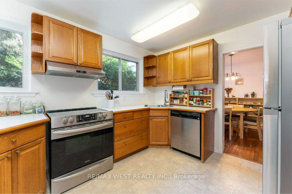 Photo 18 of 2 Robinter Drive, North York, Newtonbrook East — HOMEH