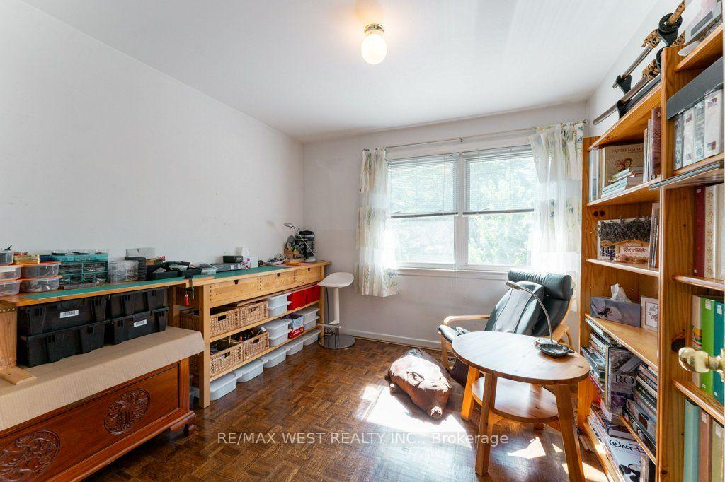 Photo 23 of 2 Robinter Drive, North York, Newtonbrook East — HOMEH