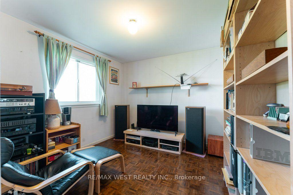 Photo 27 of 2 Robinter Drive, North York, Newtonbrook East — HOMEH