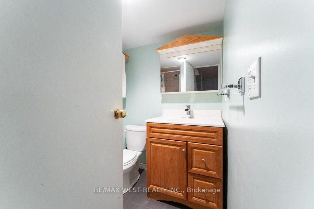 Photo 32 of 2 Robinter Drive, North York, Newtonbrook East — HOMEH