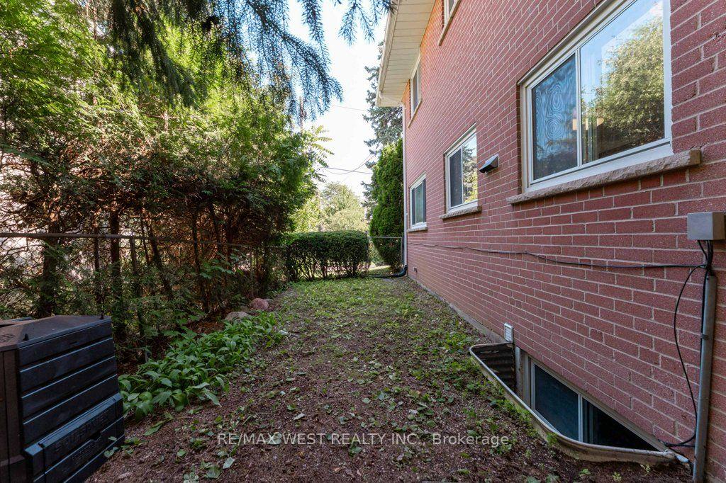 Photo 35 of 2 Robinter Drive, North York, Newtonbrook East — HOMEH