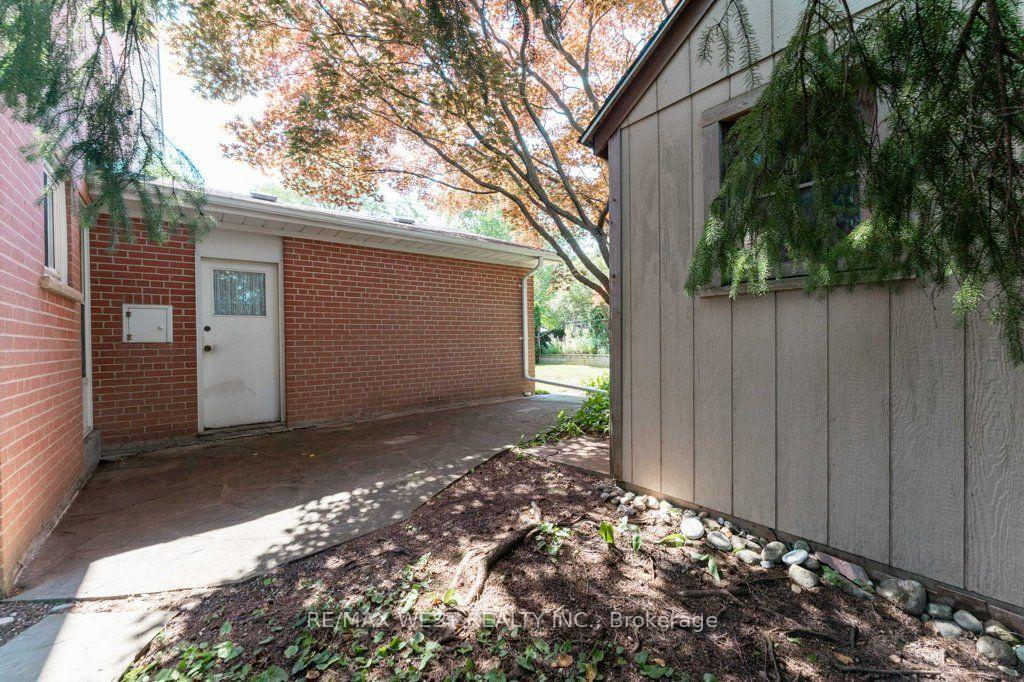 Photo 37 of 2 Robinter Drive, North York, Newtonbrook East — HOMEH