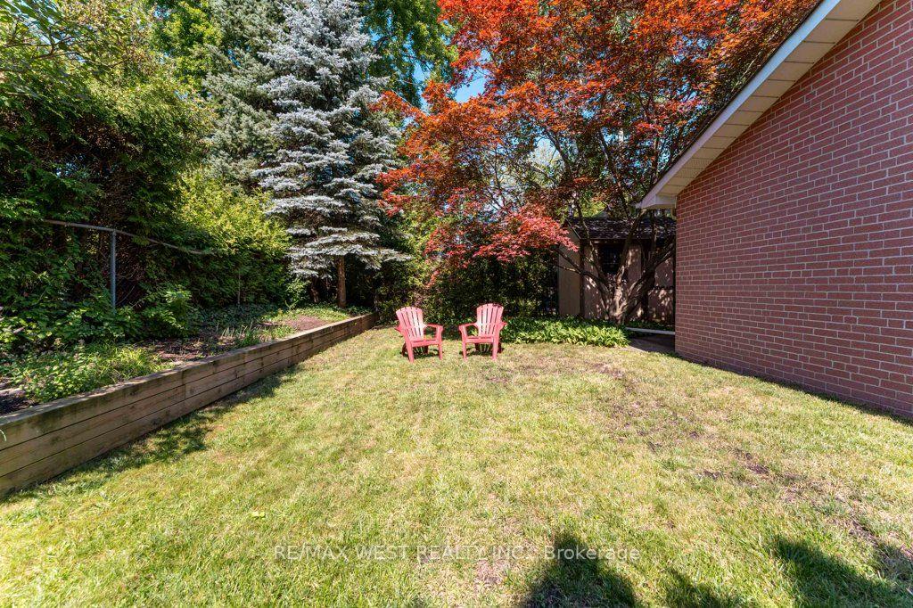 Photo 40 of 2 Robinter Drive, North York, Newtonbrook East — HOMEH