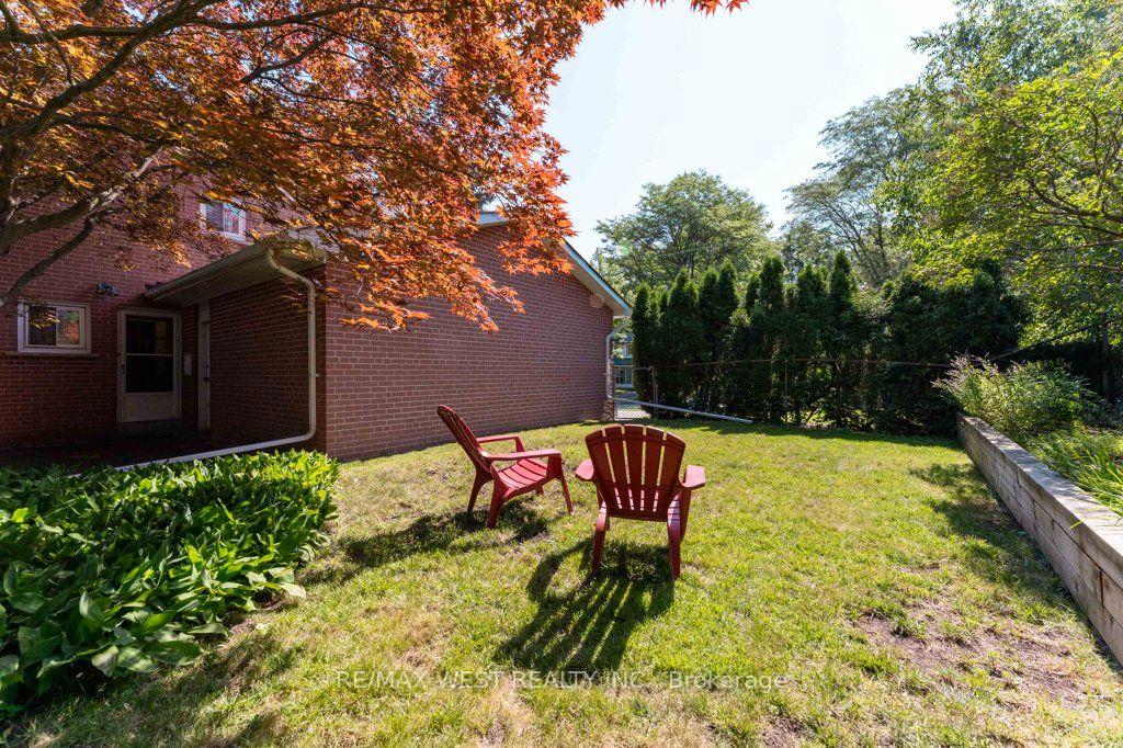 Photo 42 of 2 Robinter Drive, North York, Newtonbrook East — HOMEH