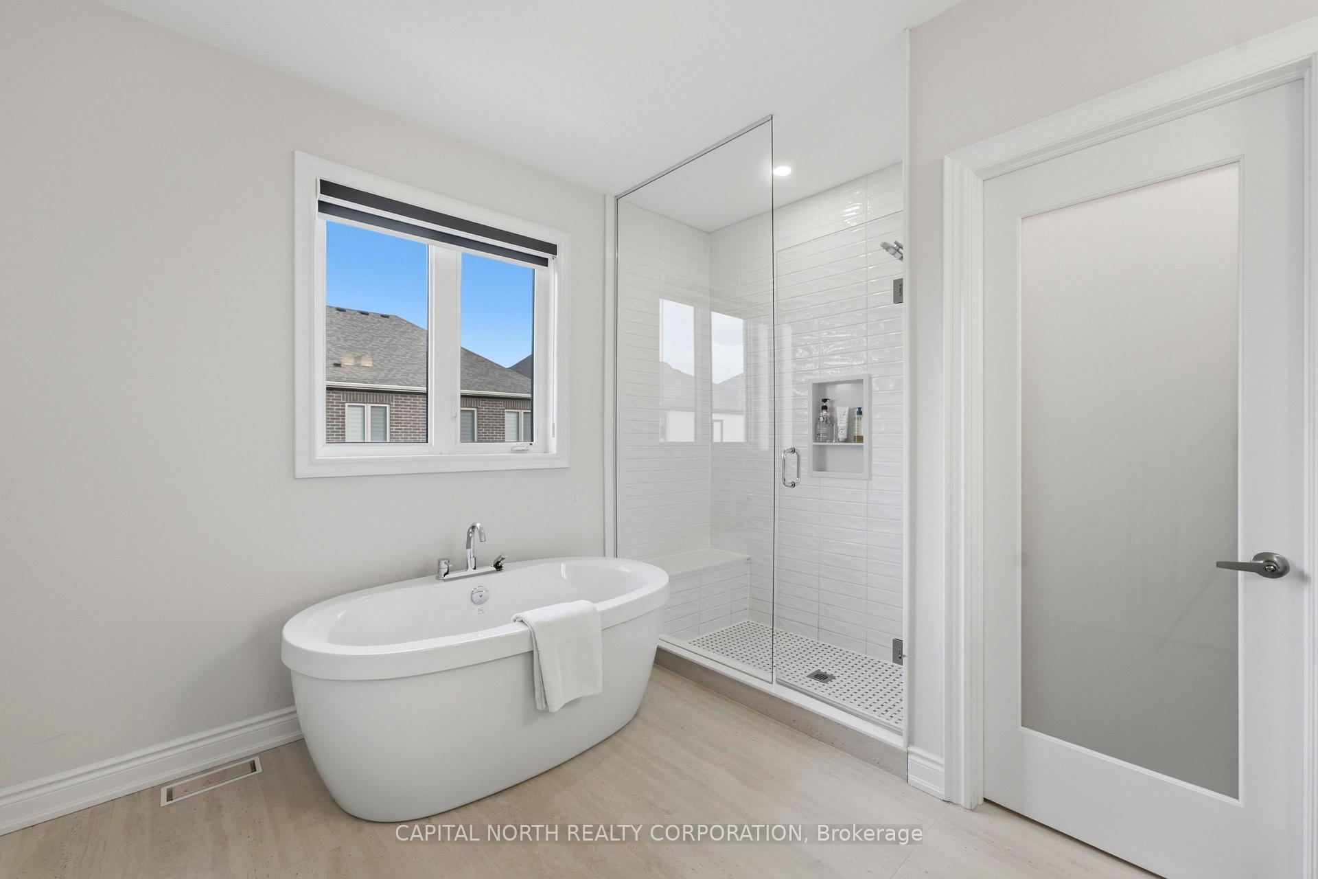 Photo 32 of 1344 Hydrangea Gardens, Oakville, Joshua Meadows — HOMEH