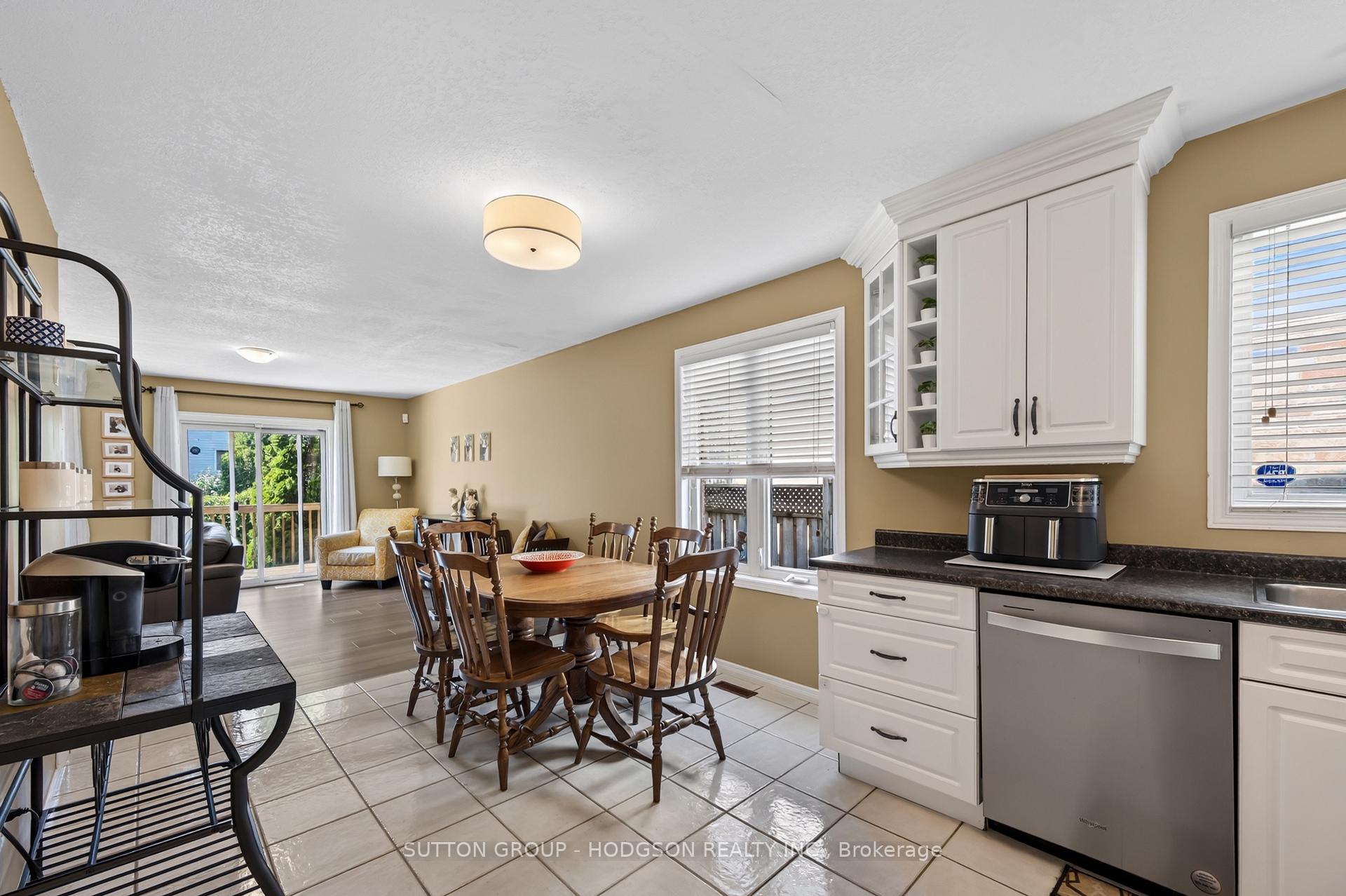 Photo 9 of 171 Emerald Road, London, South U — HOMEH