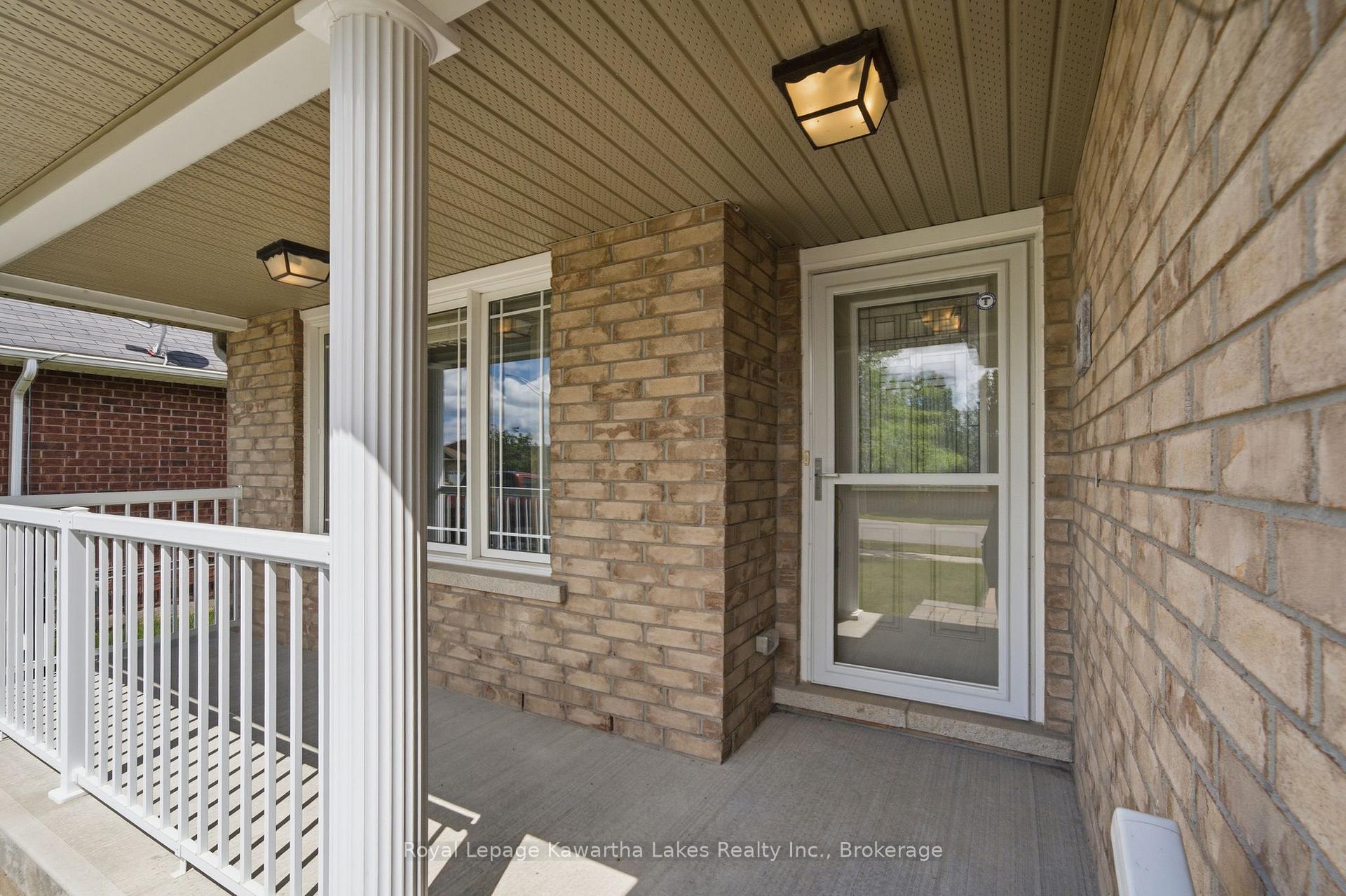 Photo 4 of 32 Gee Crescent, Kawartha Lakes, Lindsay — HOMEH