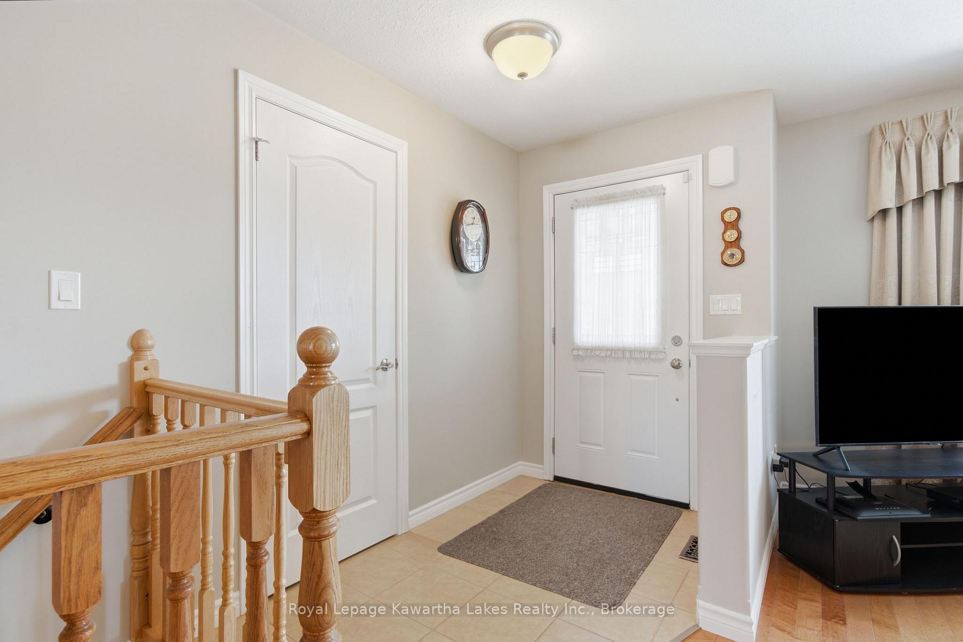 Photo 5 of 32 Gee Crescent, Kawartha Lakes, Lindsay — HOMEH