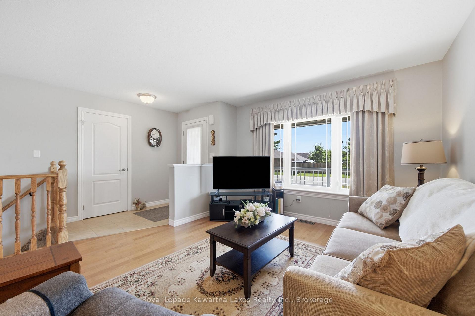 Photo 7 of 32 Gee Crescent, Kawartha Lakes, Lindsay — HOMEH