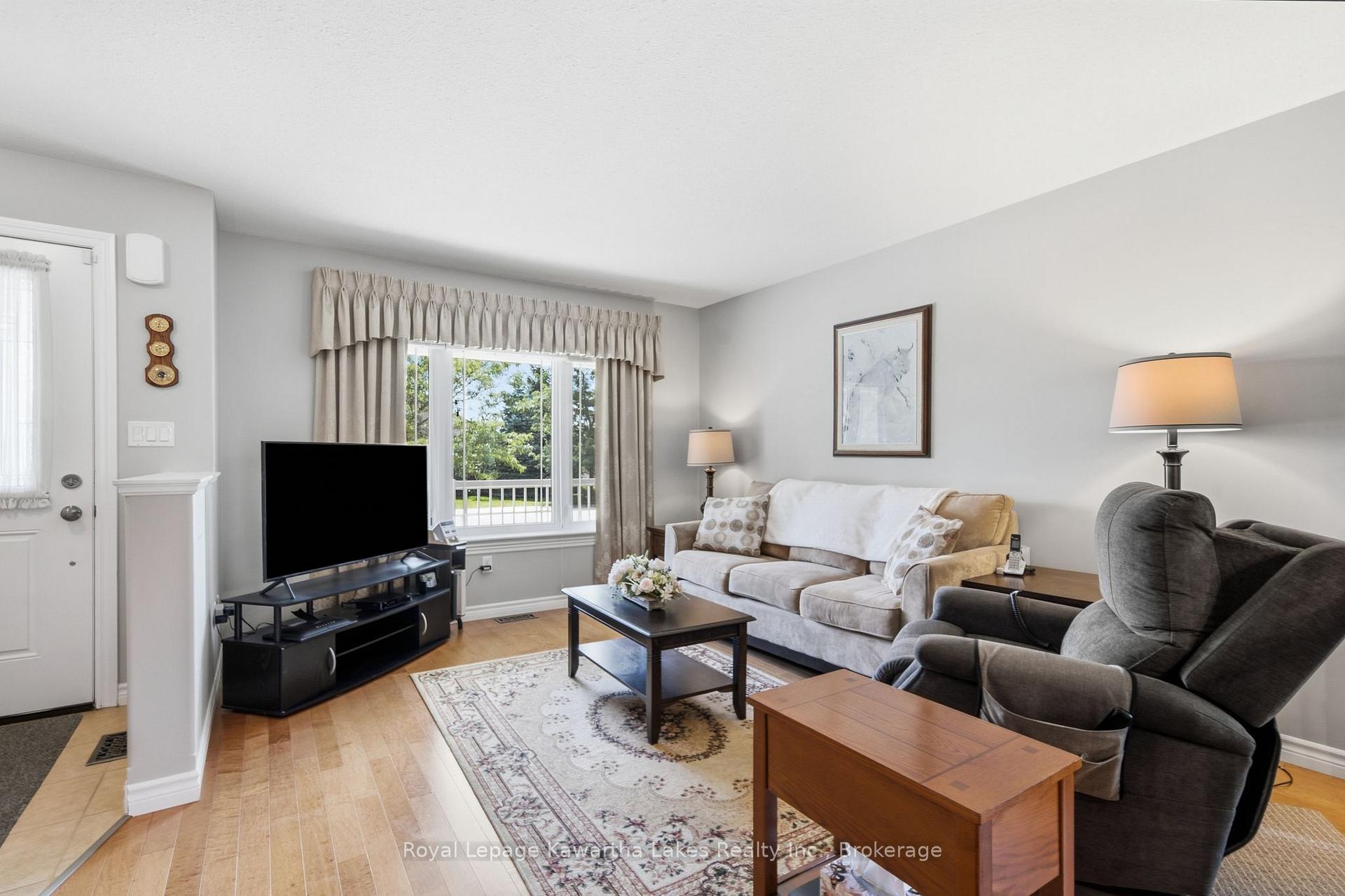 Photo 8 of 32 Gee Crescent, Kawartha Lakes, Lindsay — HOMEH