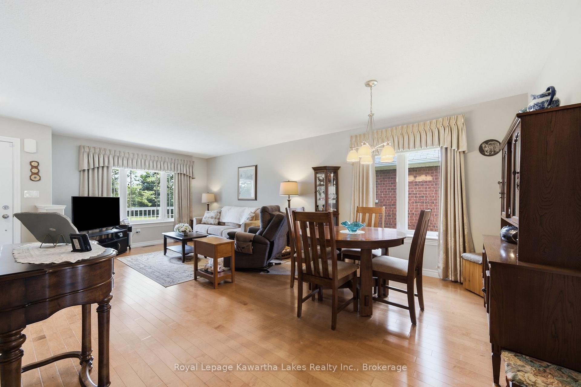 Photo 10 of 32 Gee Crescent, Kawartha Lakes, Lindsay — HOMEH