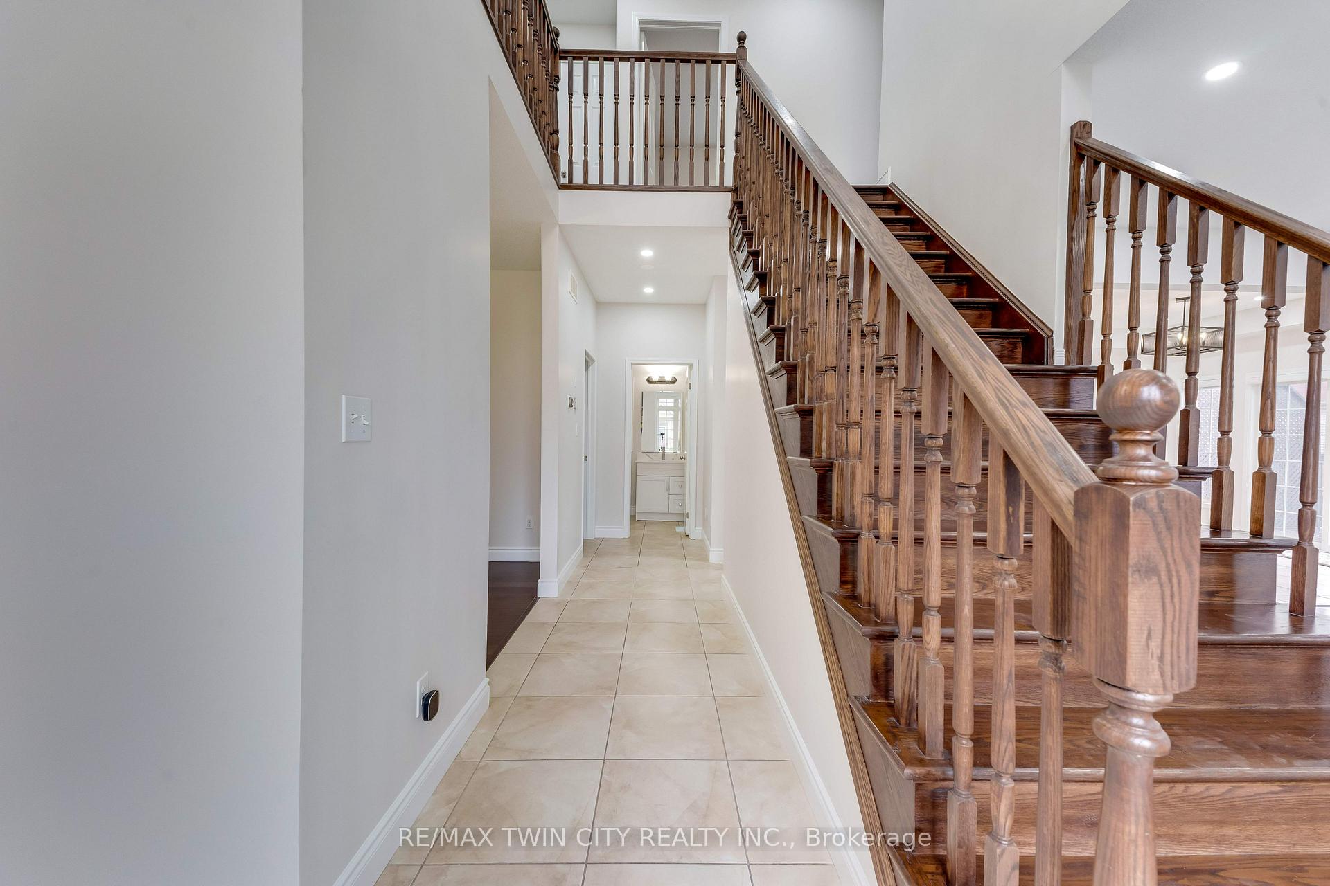 Photo 3 of 1263 Countrystone Drive, Kitchener, Highland West — HOMEH