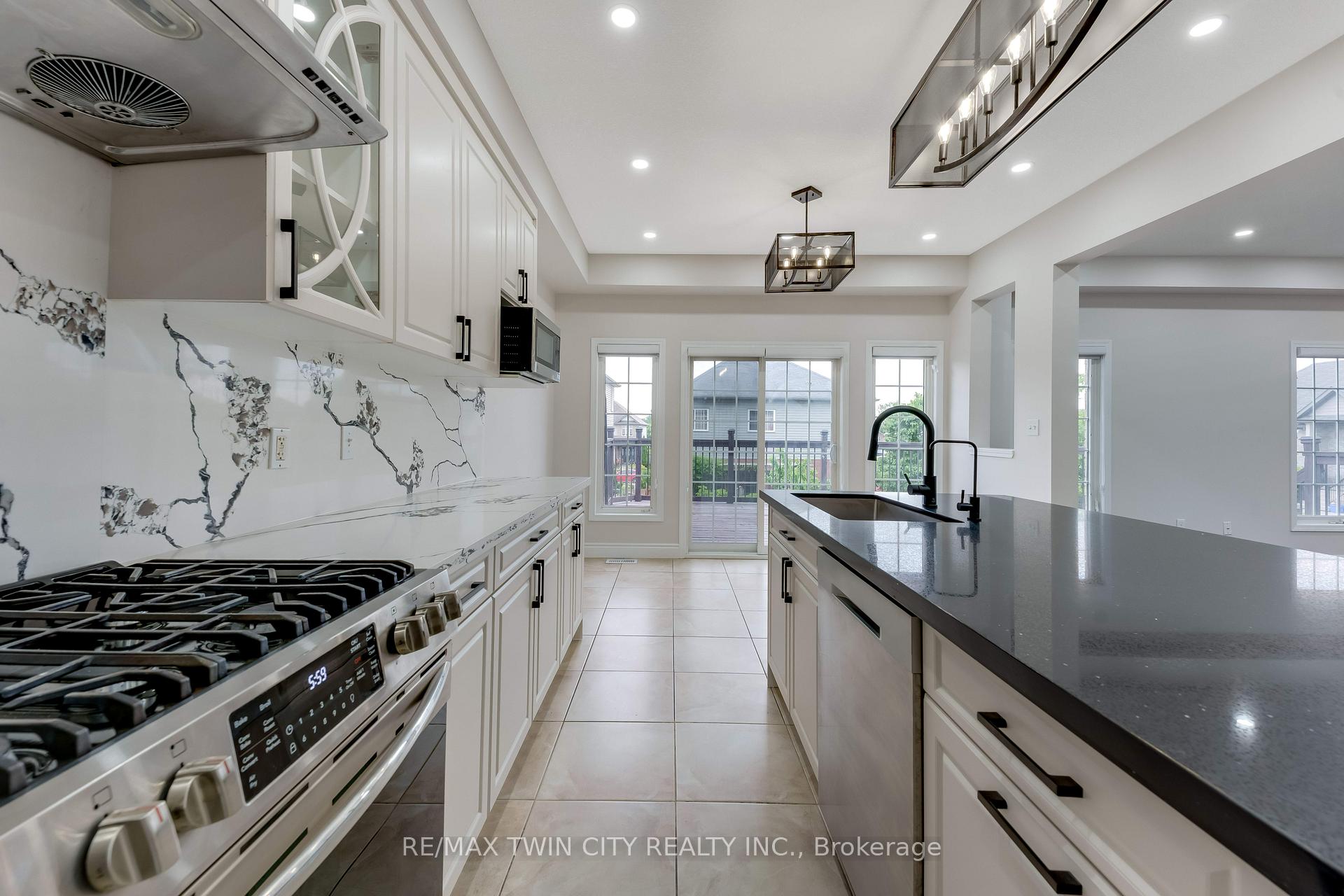 Photo 10 of 1263 Countrystone Drive, Kitchener, Highland West — HOMEH