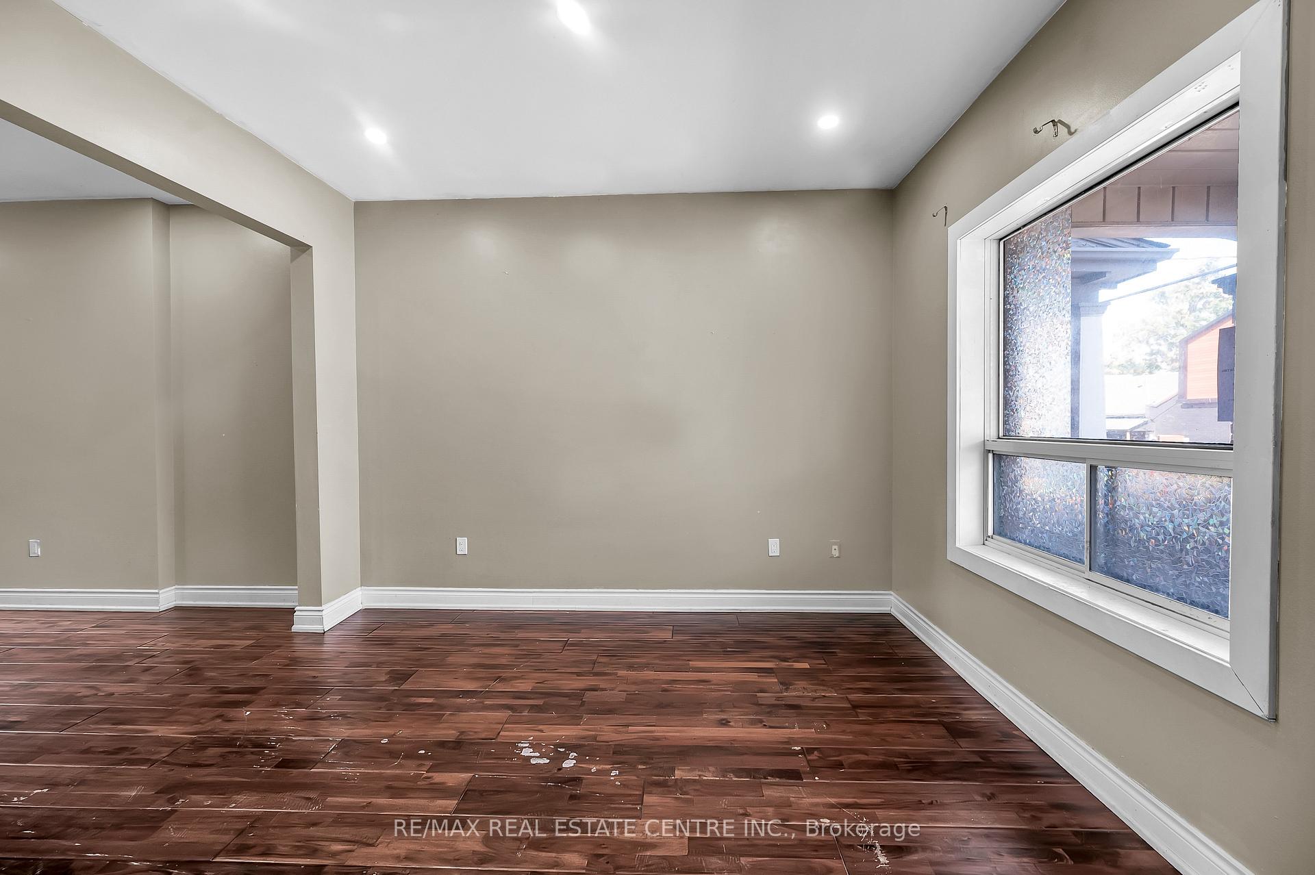 Photo 4 of 334 Cannon Street E, Hamilton, Landsdale — HOMEH